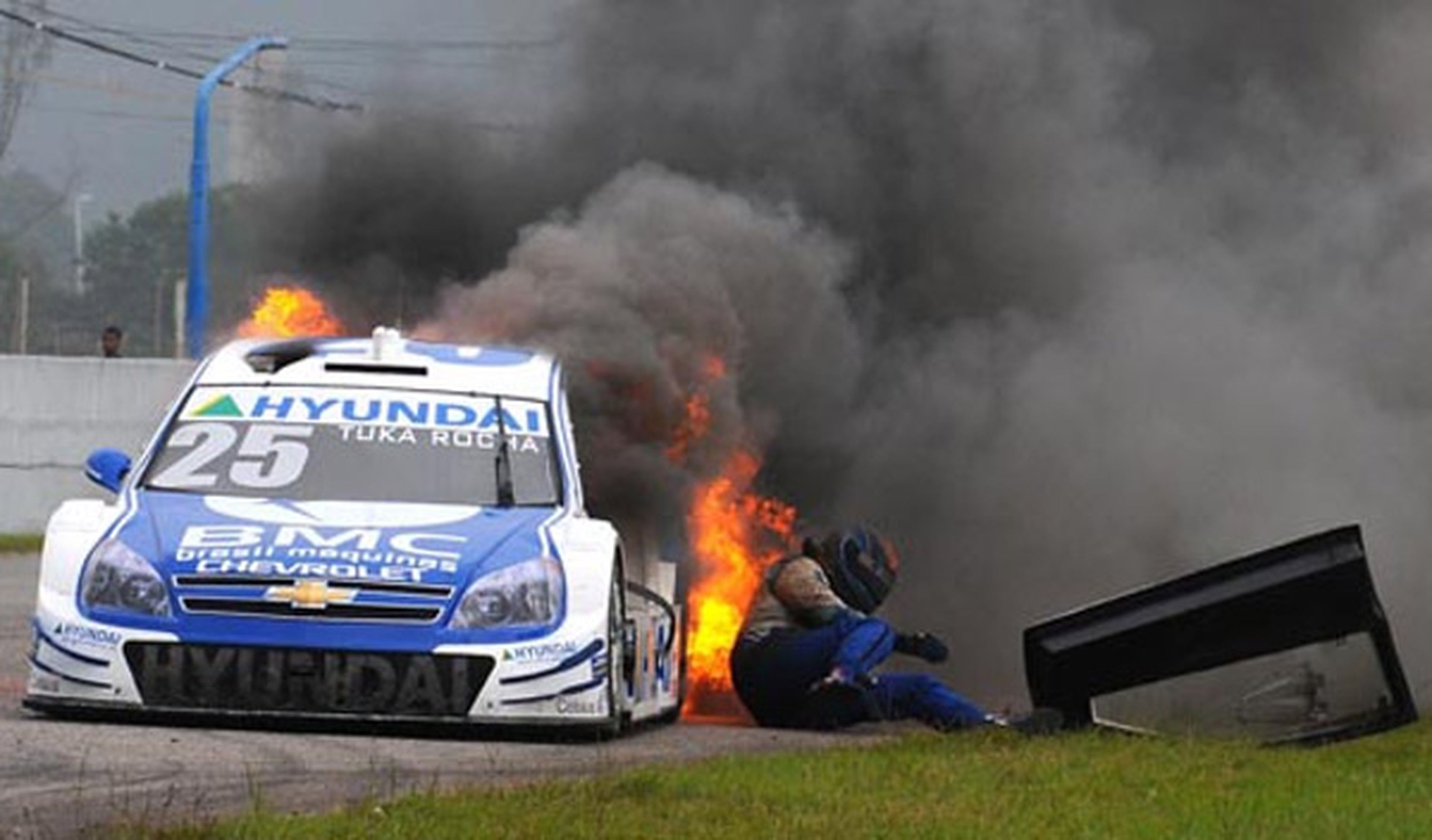 Un piloto salta de su coche en llamas