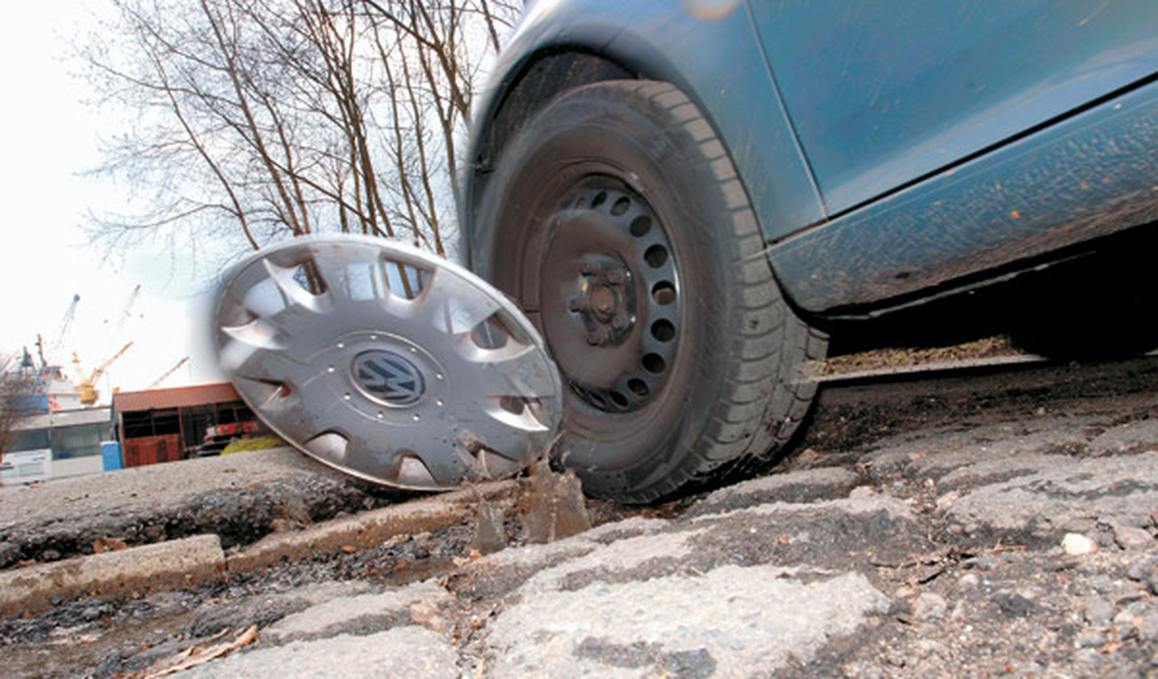 El tipo de asfalto y los bordillos también influyen en el mantenimiento de los neumáticos