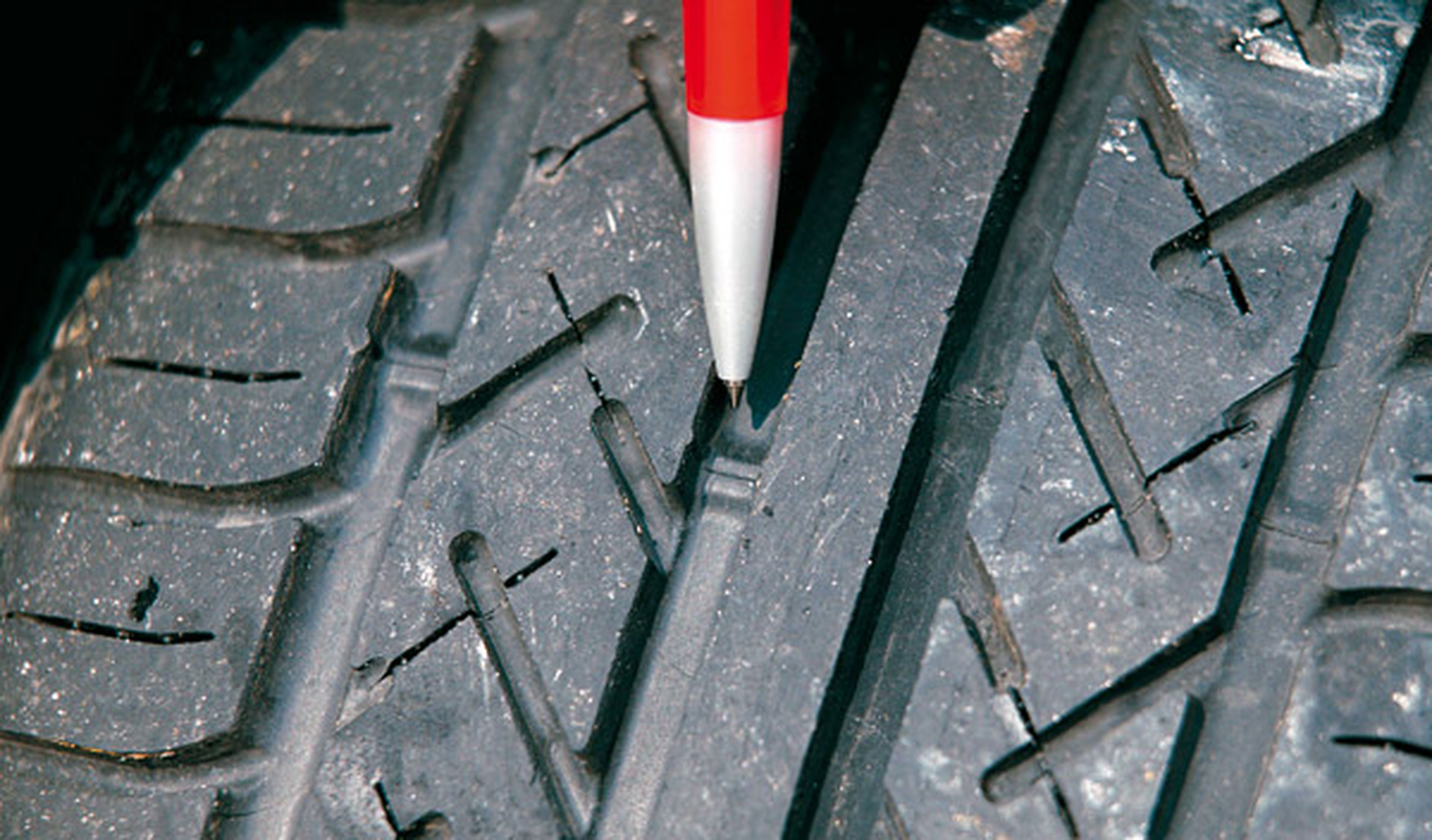 1,6 mm es el desgaste máximo permitido de las ranuras de los neumáticos