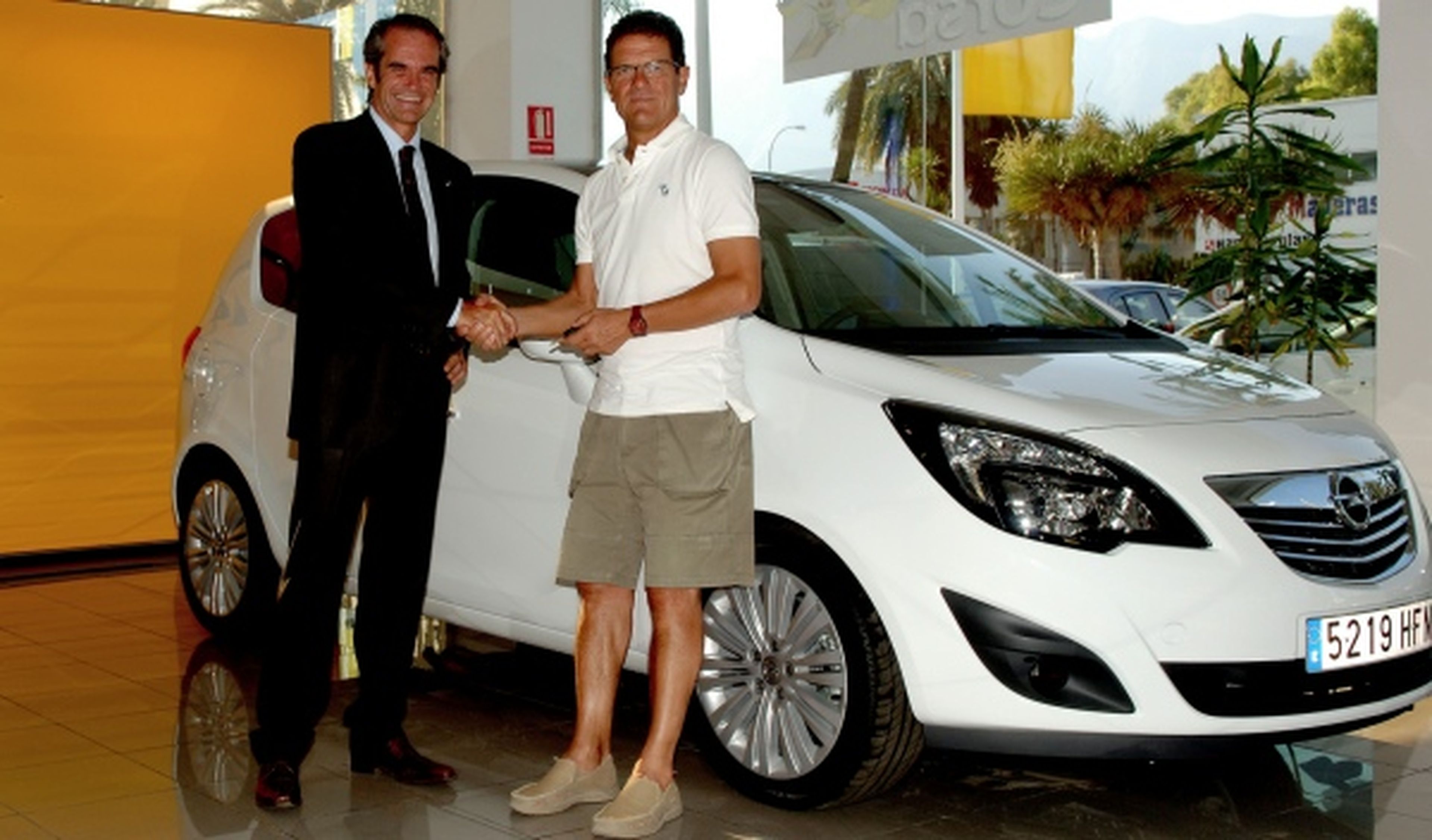 Enrico De Lorenzi entrega el Opel Meriva a Fabio Capello