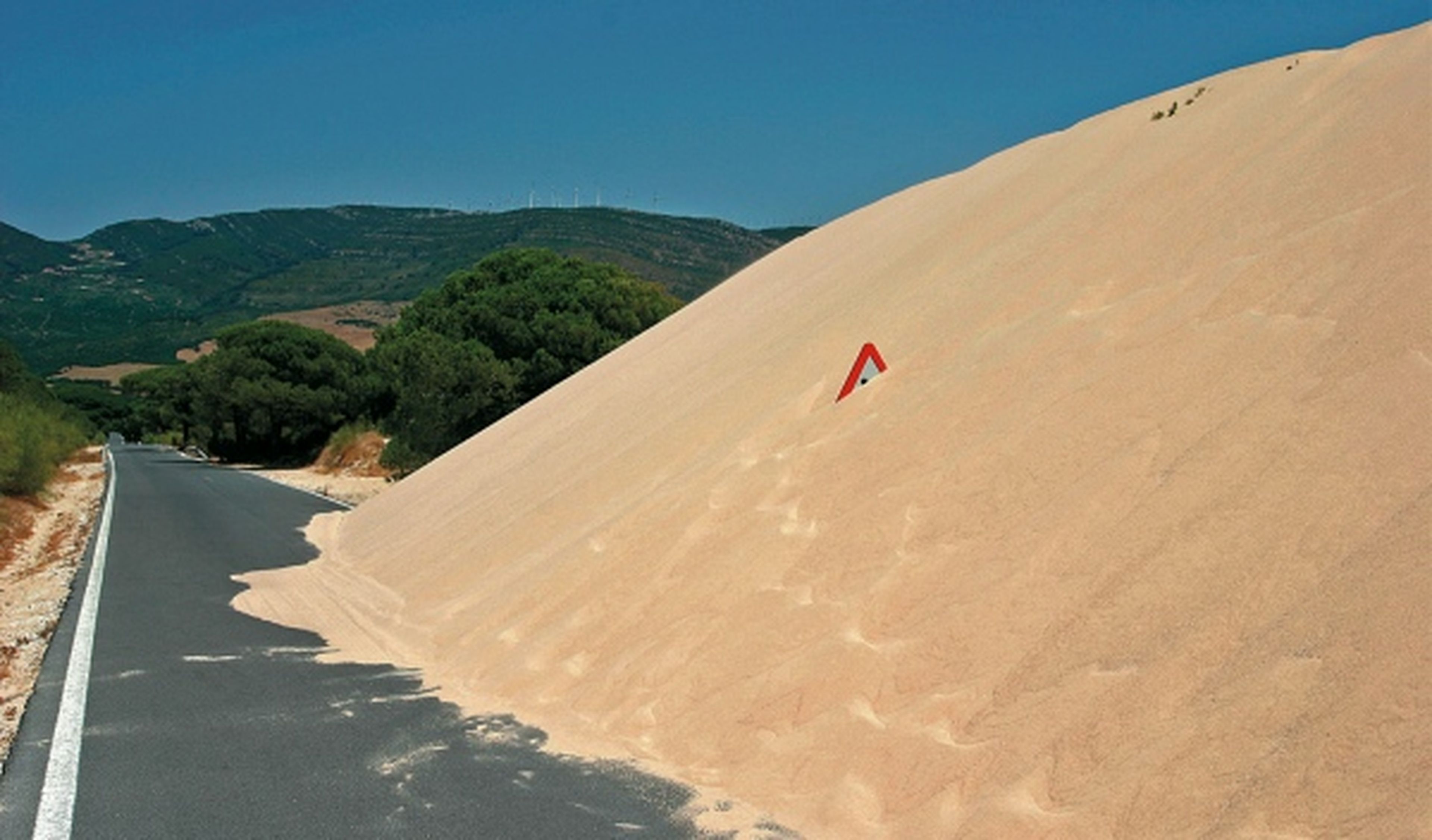 Una duna gigante incomunica a 500 vecinos de Tarifa