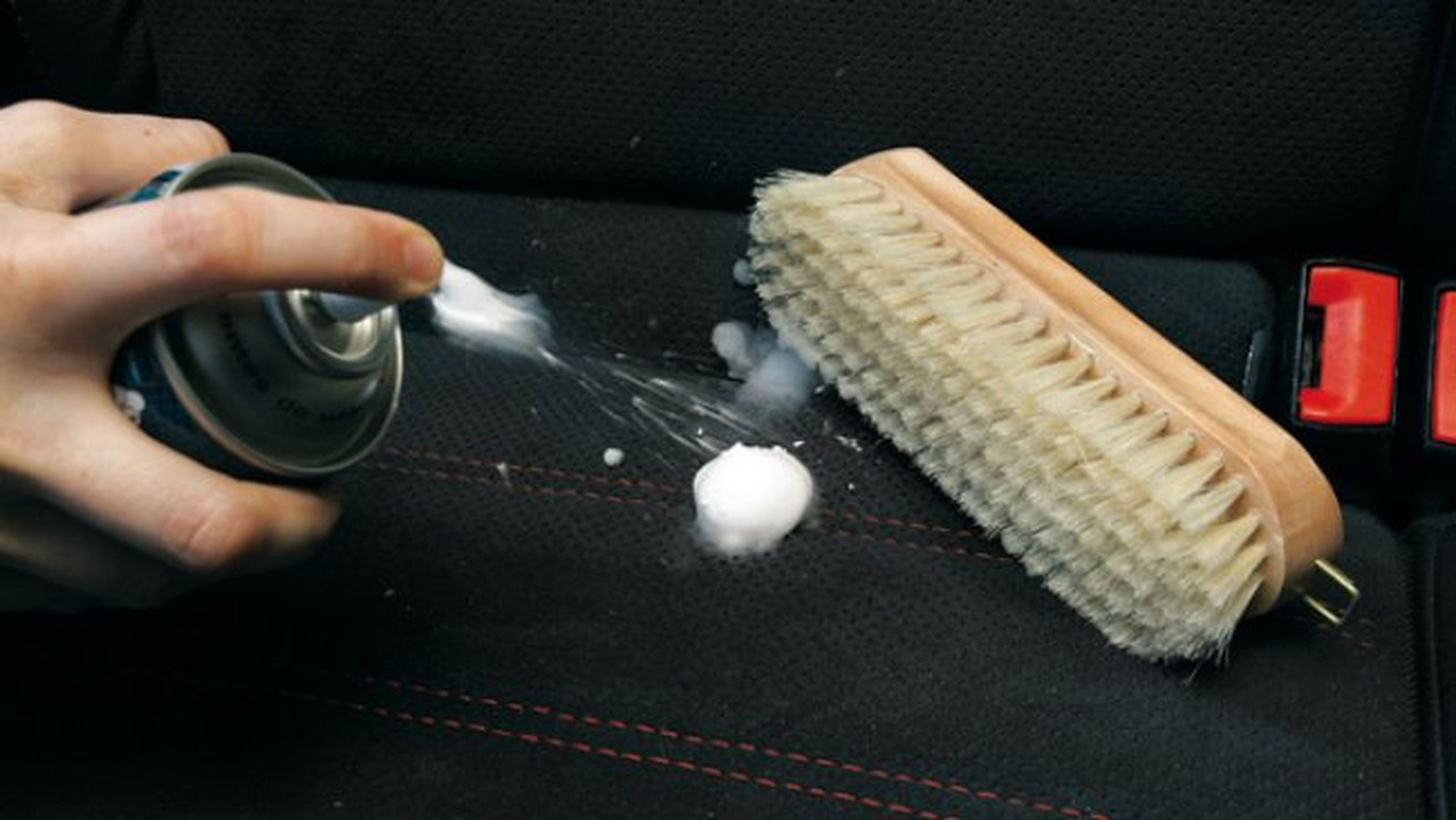 Elimina todas esas manchas de la tapicería de forma fácil