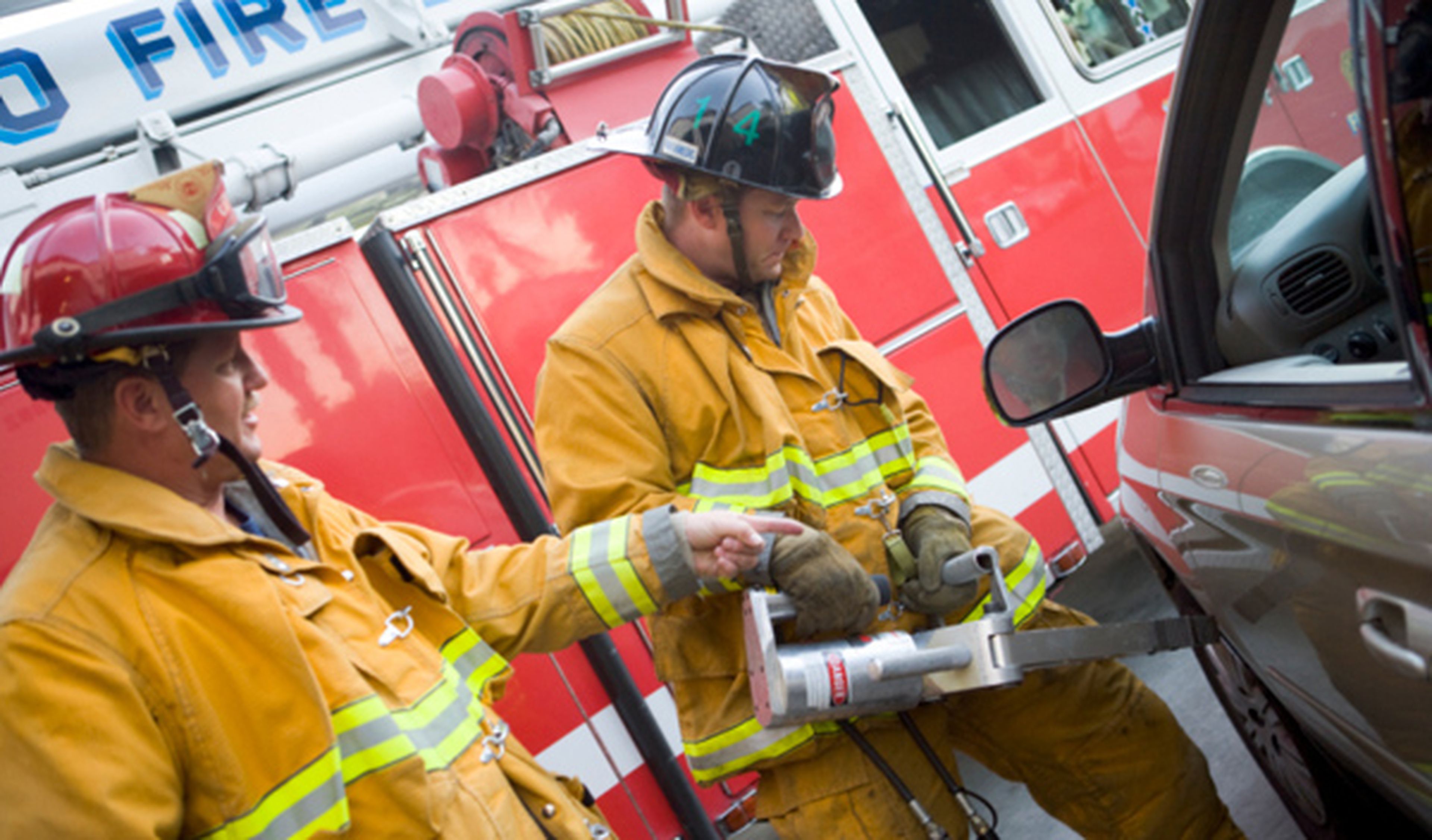 Los bomberos aprenden cómo actuar en accidentes de híbridos