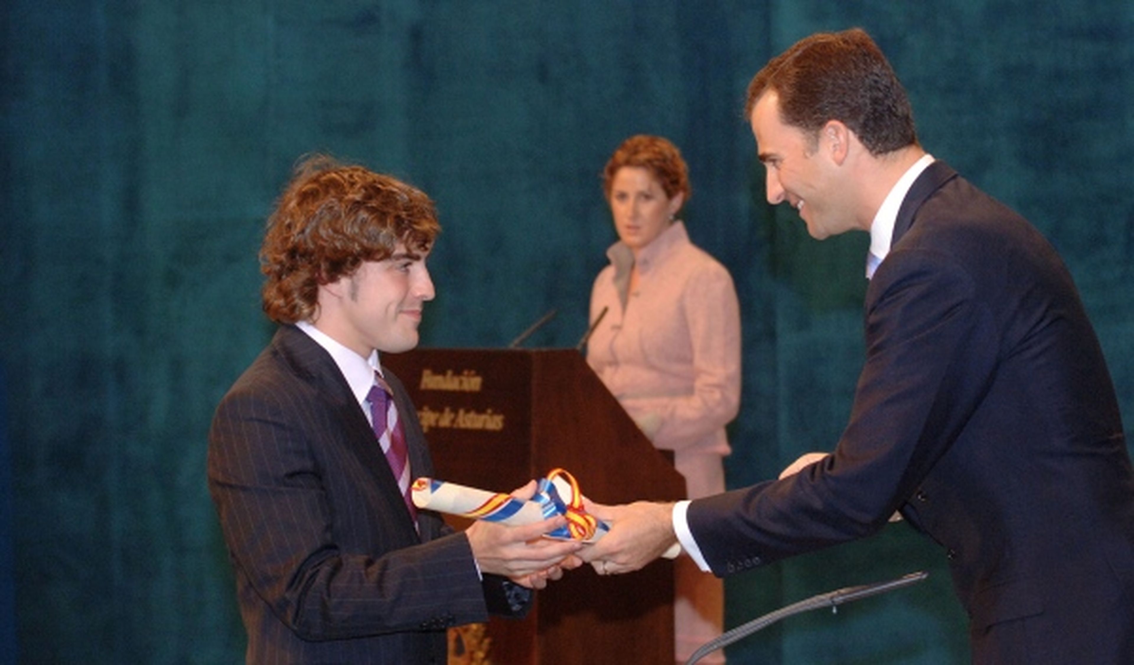 Alonso recibiedno el premio Príncipe de Asturias de los Deportes en 2005