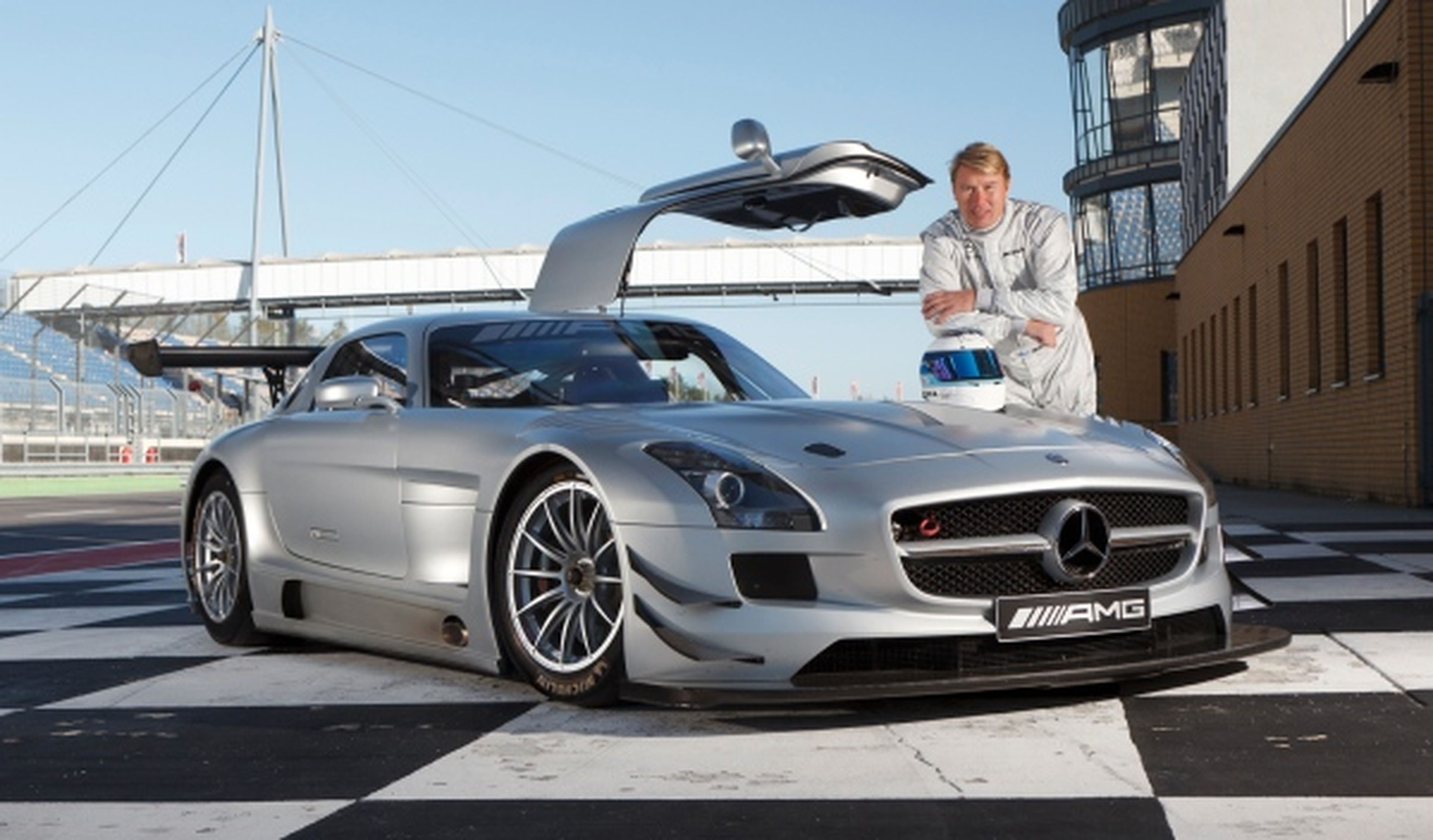 Mika Häkkinen junto al Mercedes SLS AMG GT3 con el que correrá en Zhuhai
