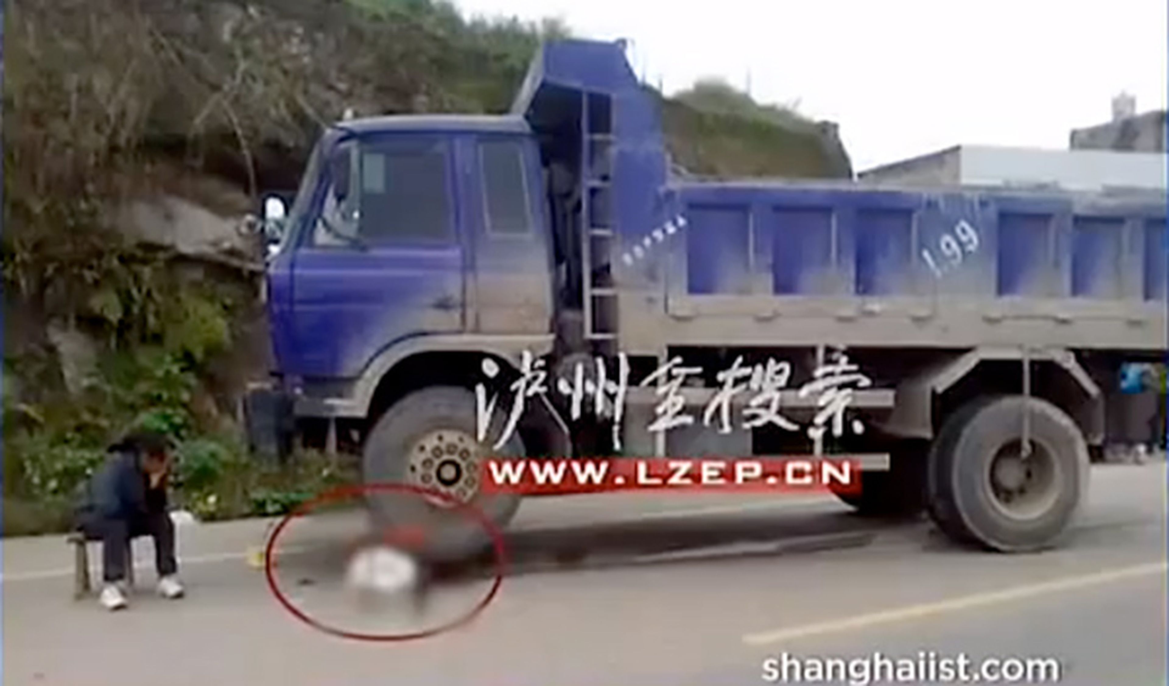 El niño chino no fue atropellado dos veces por el camionero