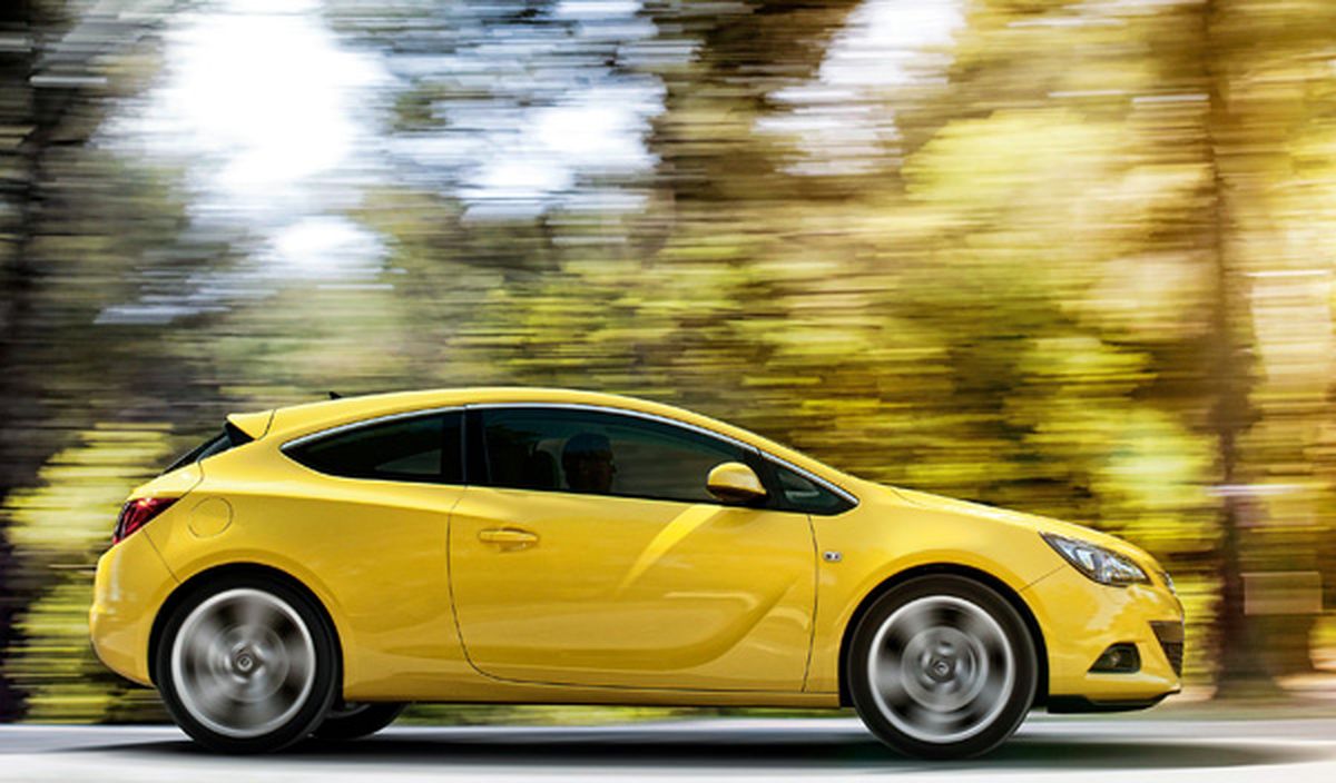 Lateral Opel Astra GTC