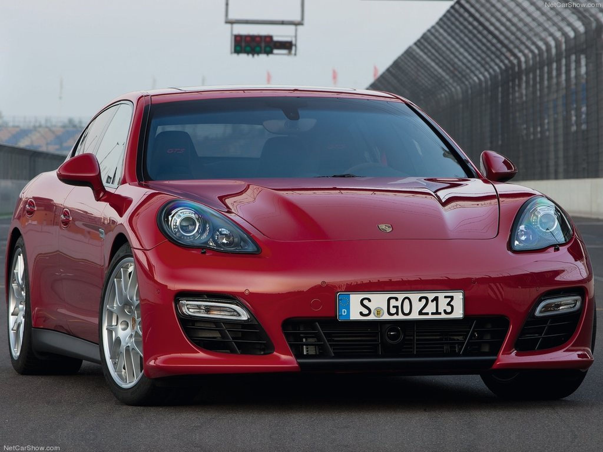 Porsche Panamera GTS frontal