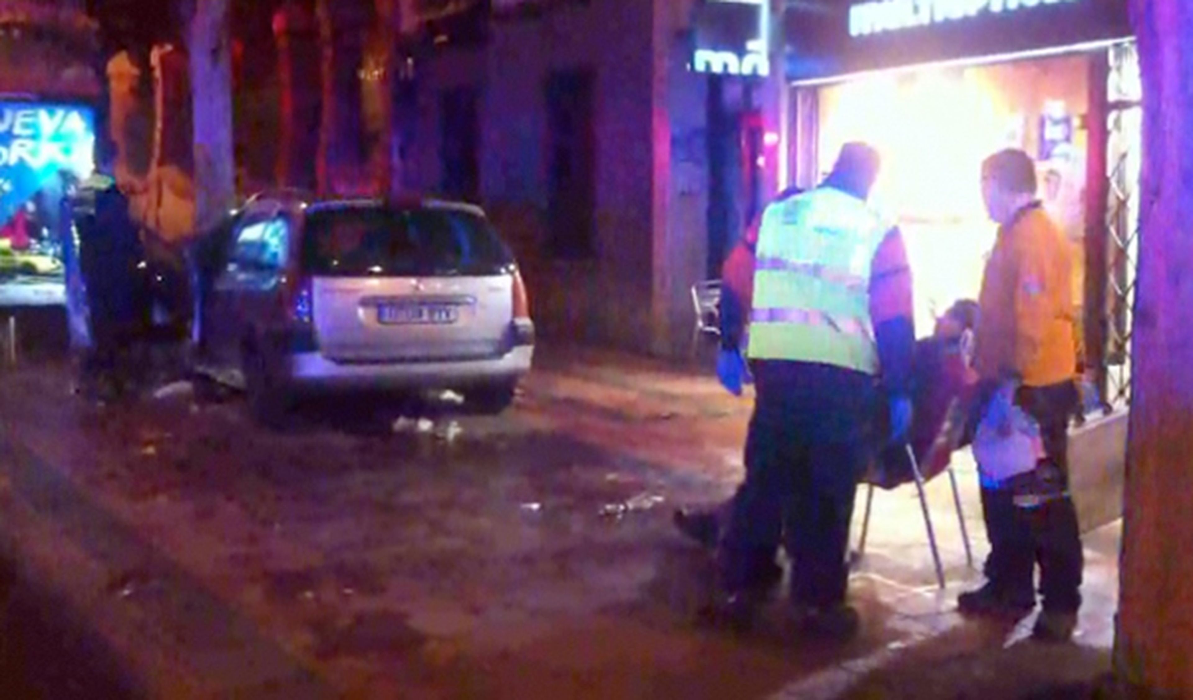 Dos heridos graves al invadir un coche la terraza de un bar