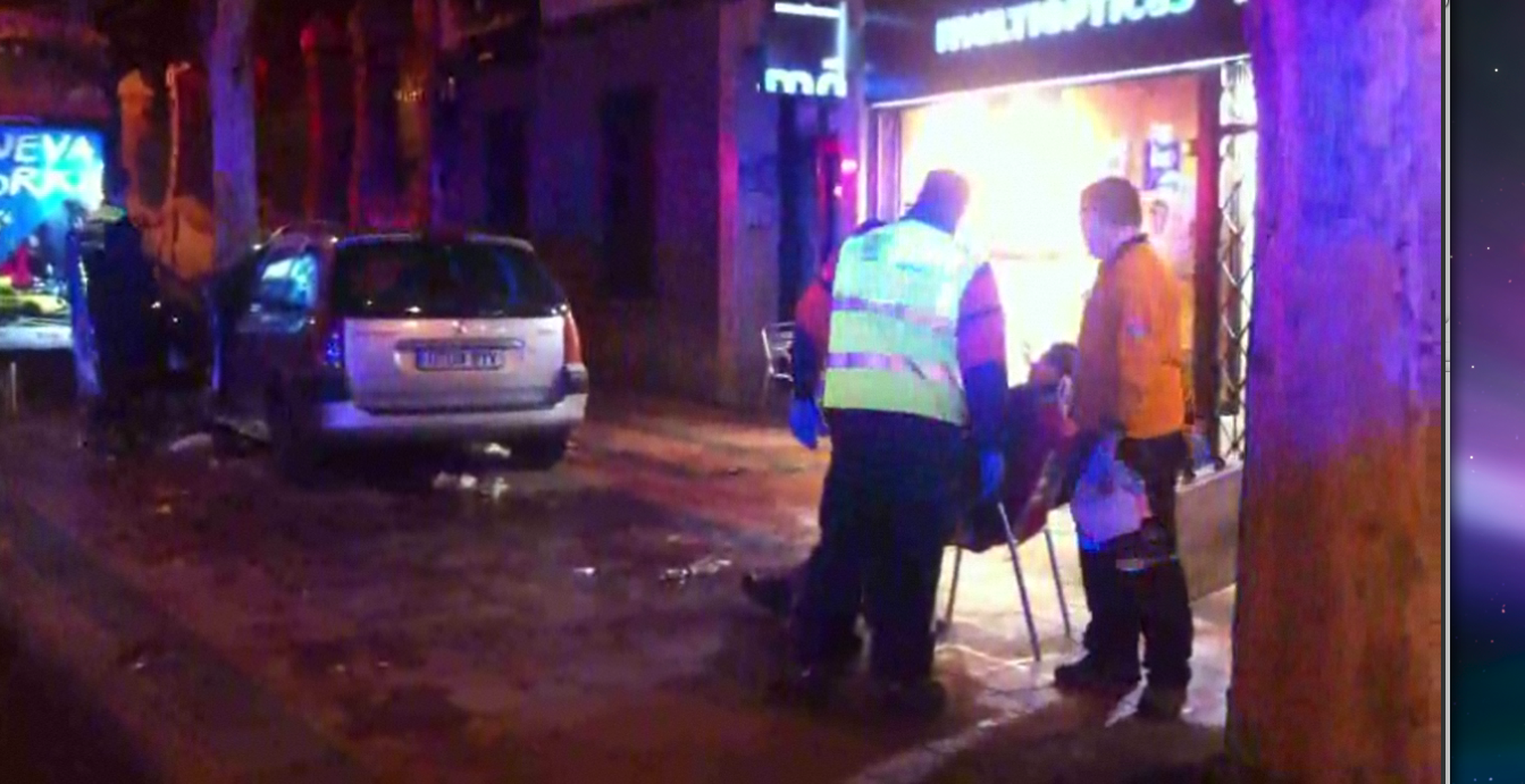 Dos heridos graves al invadir un coche la terraza de un bar