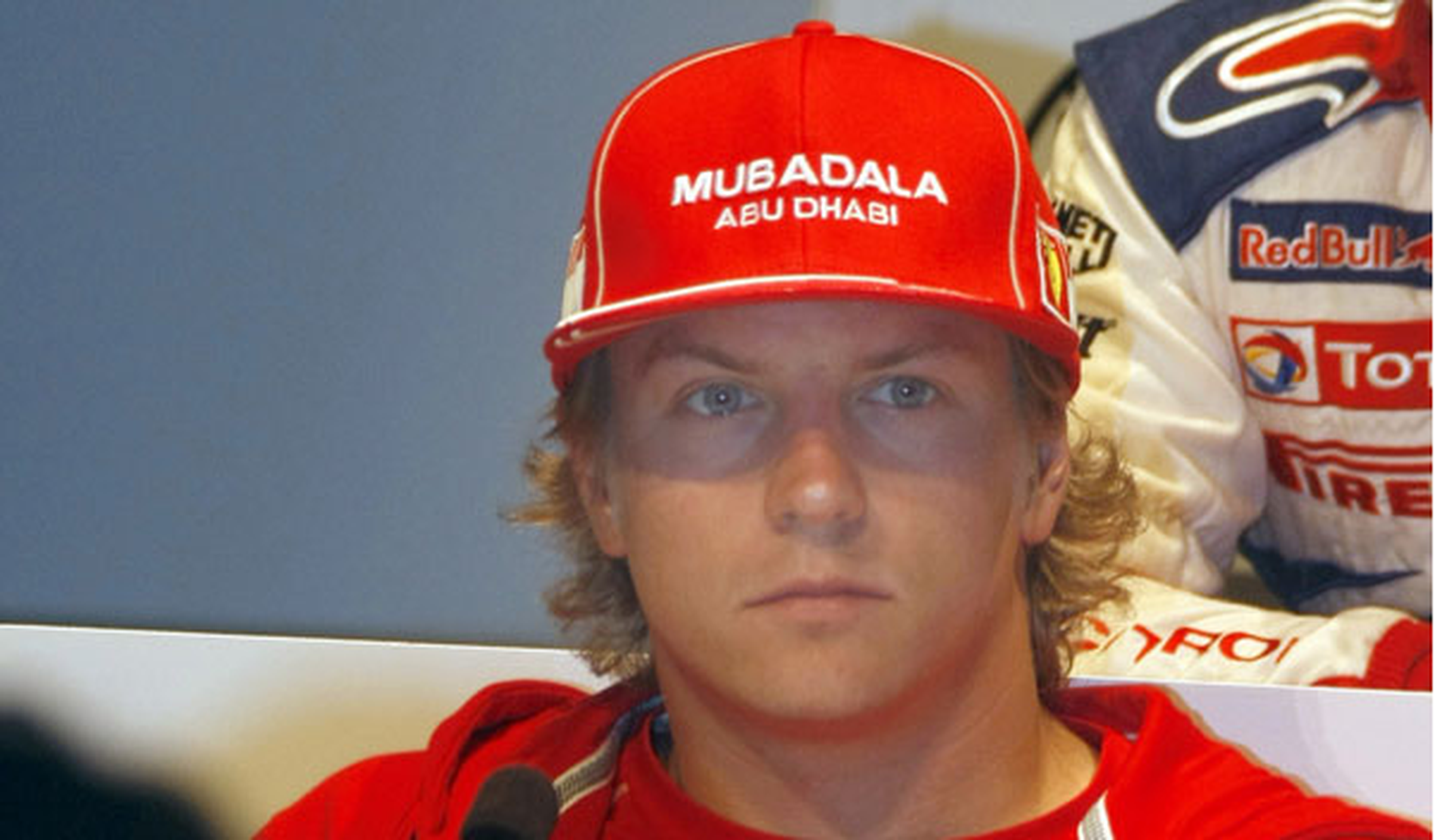 Kimi Räikkönen sale ileso de un accidente en moto de nieve