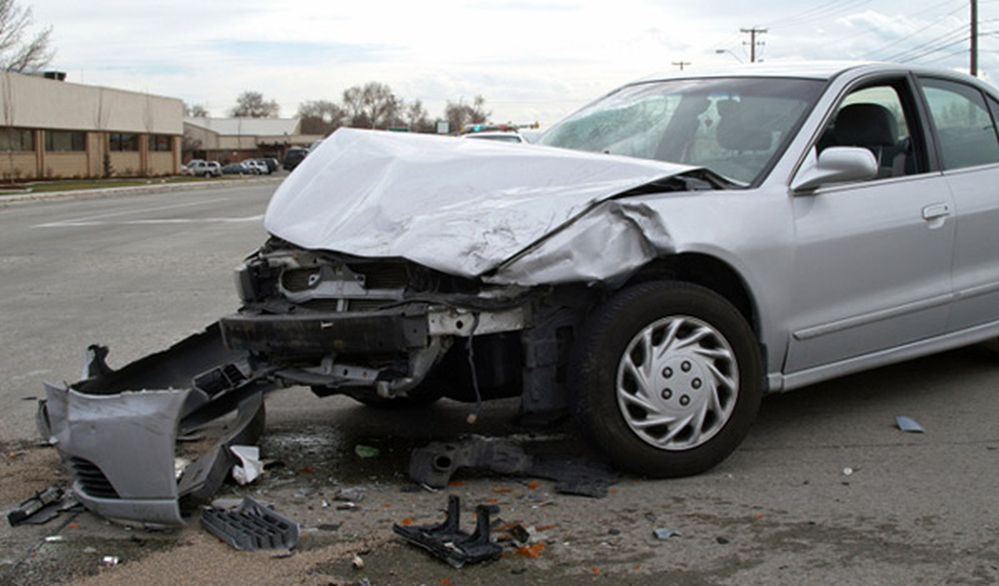 Aseguradora paga reparación del coche de un conductor ebrio