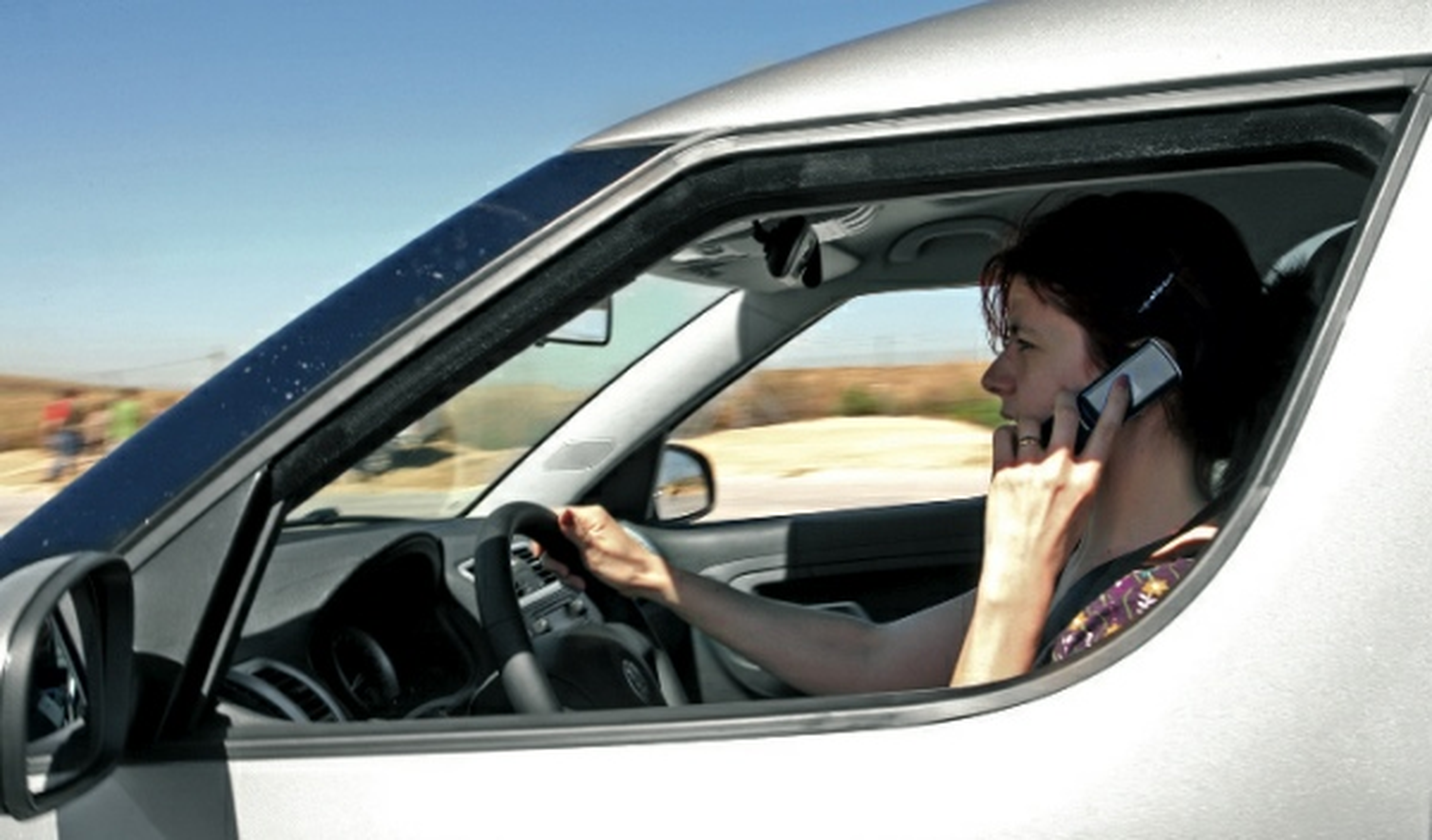 Las 10 distracciones al volante más frecuentes