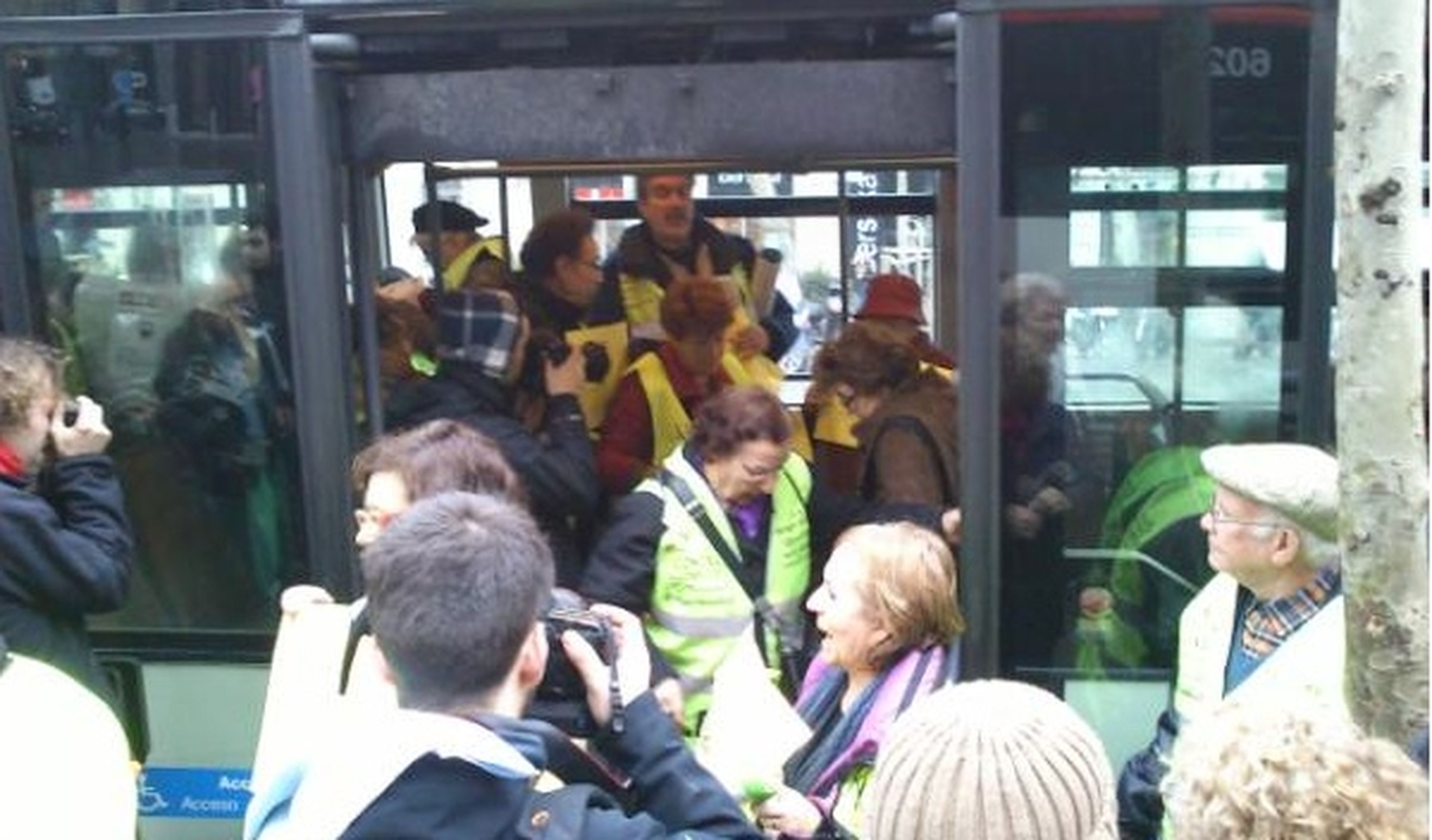 Los ‘yayoflautas’ irrumpen en un autobús para protestar