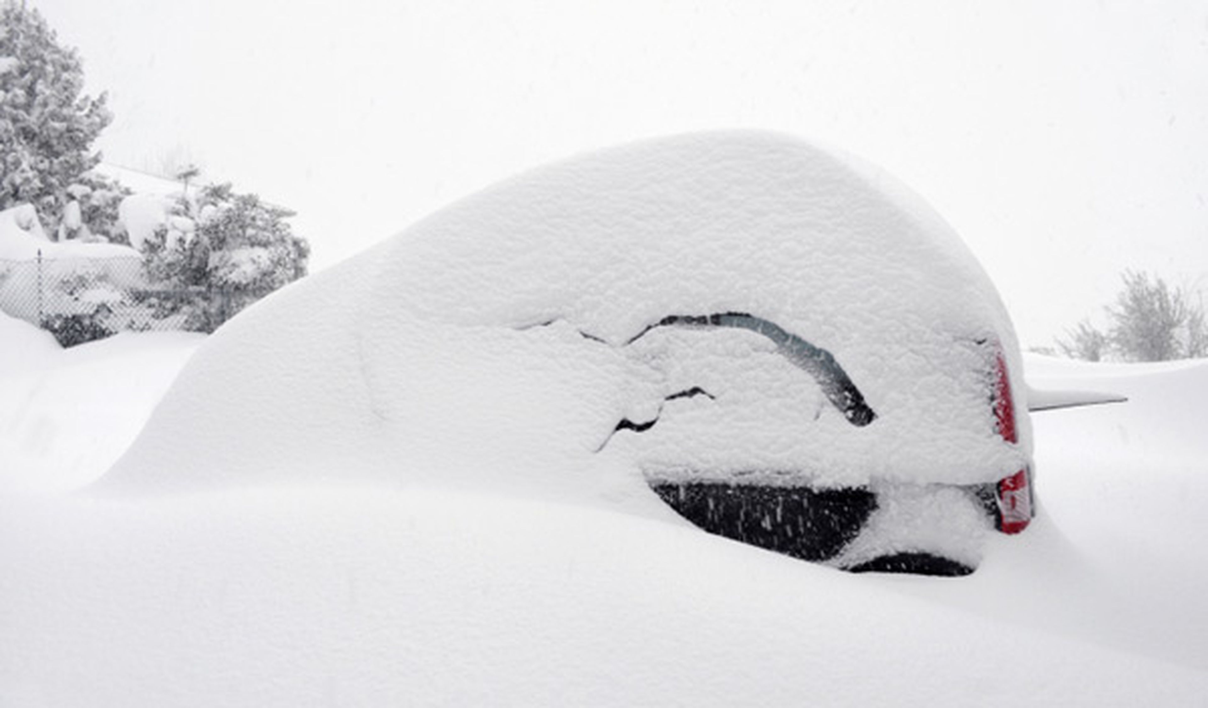 Sobrevive dos meses enterrado bajo la nieve en su coche