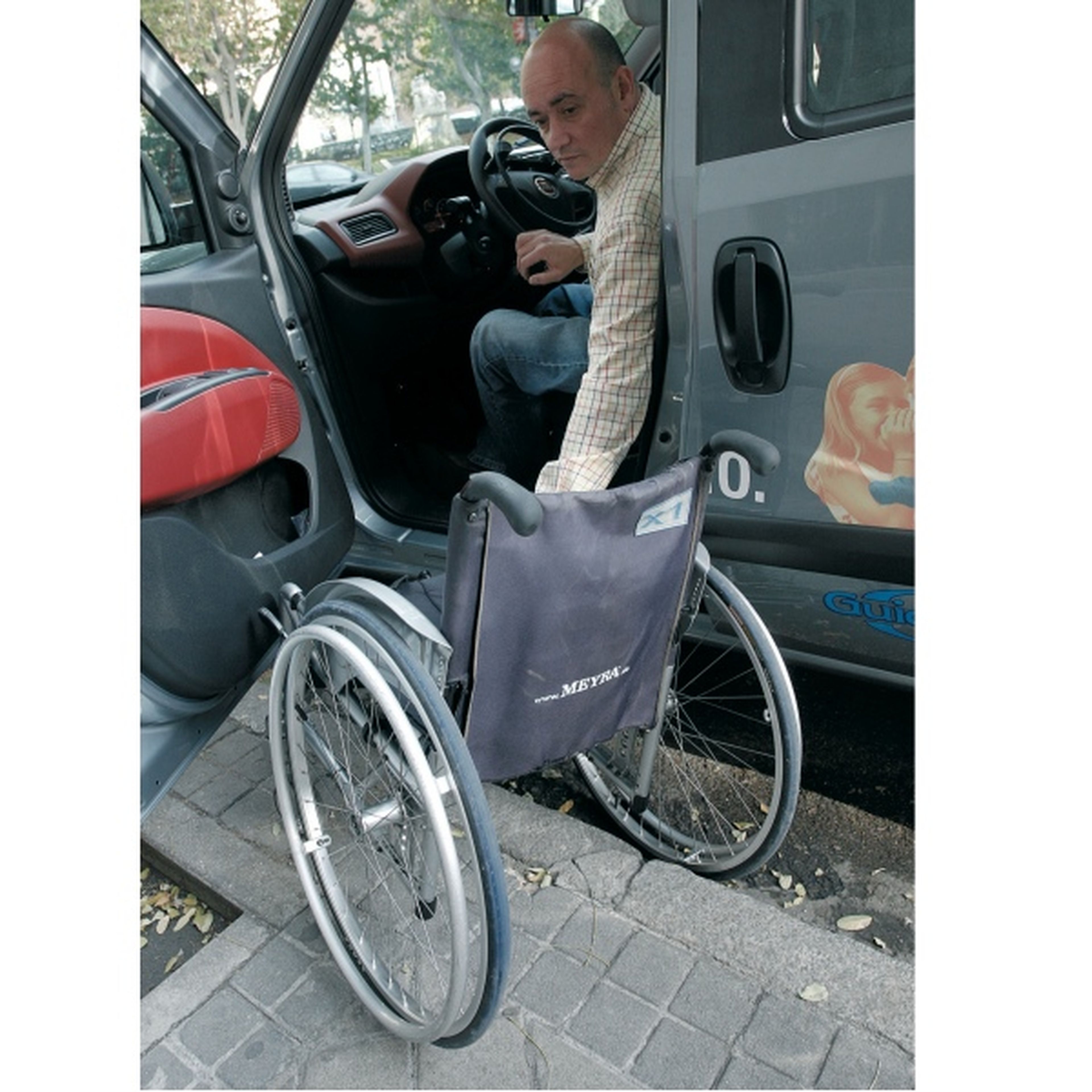 Coche para un discapacitado físico y su silla de ruedas