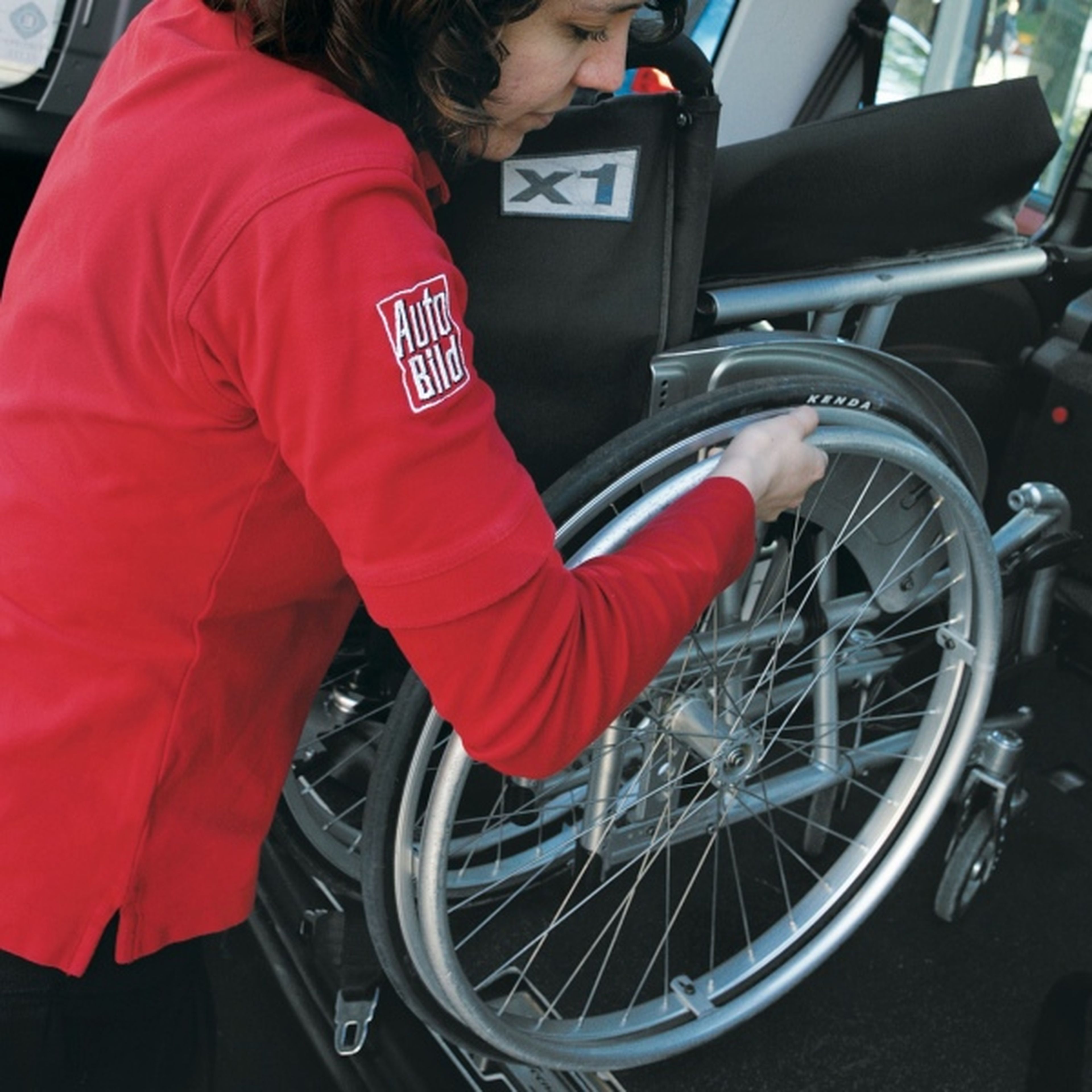 silla de ruedas en un coche para discapacitados