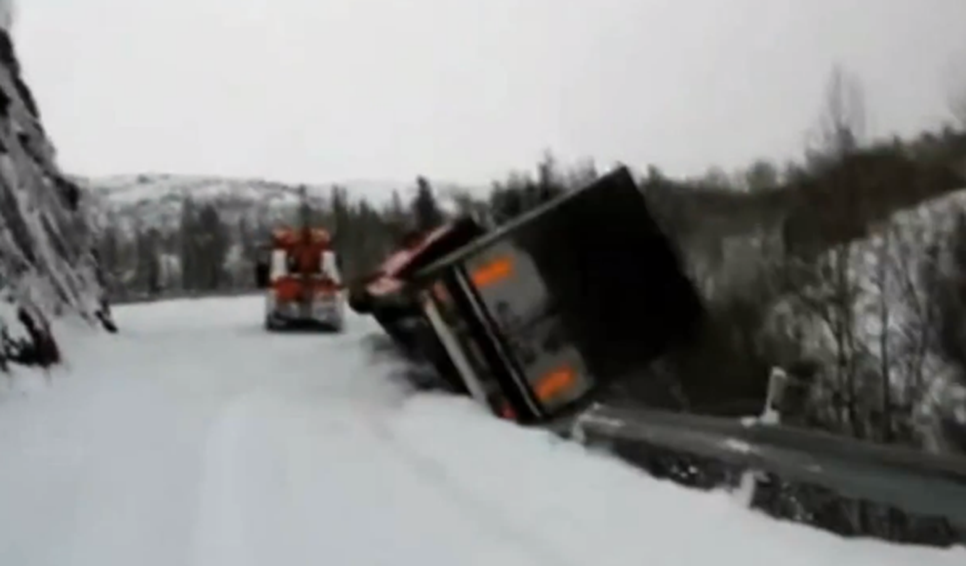 Un camión en Noruega se despeña y el conductor sobrevive