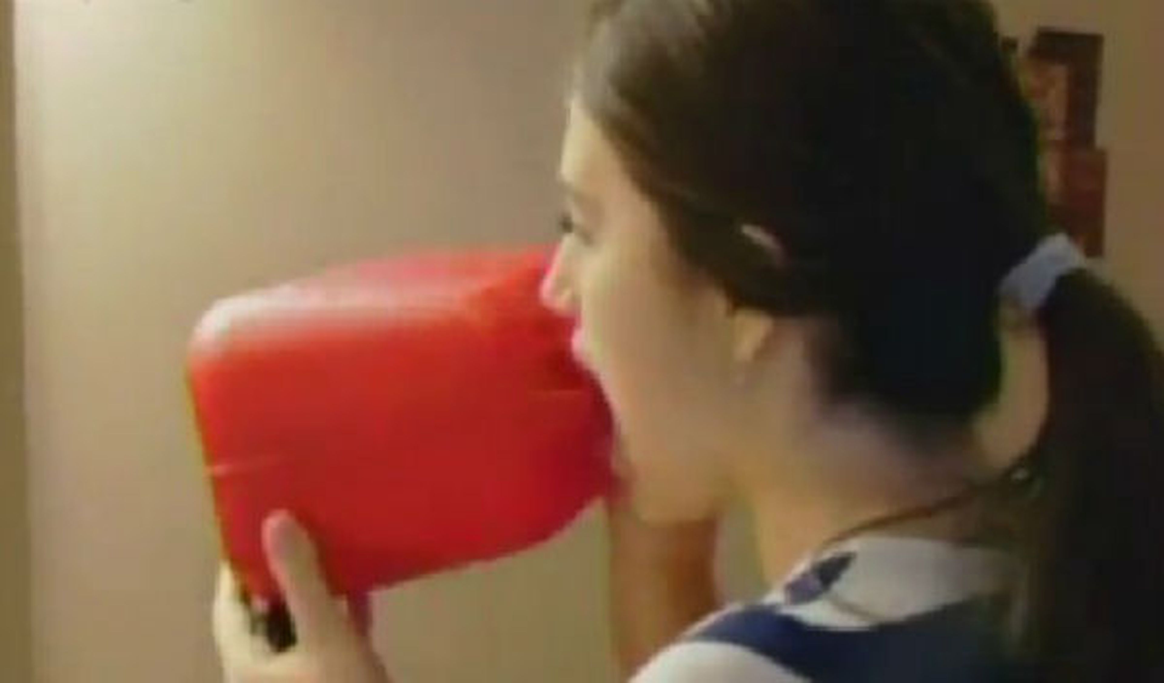 Shannon, la adolescente adicta a beber gasolina