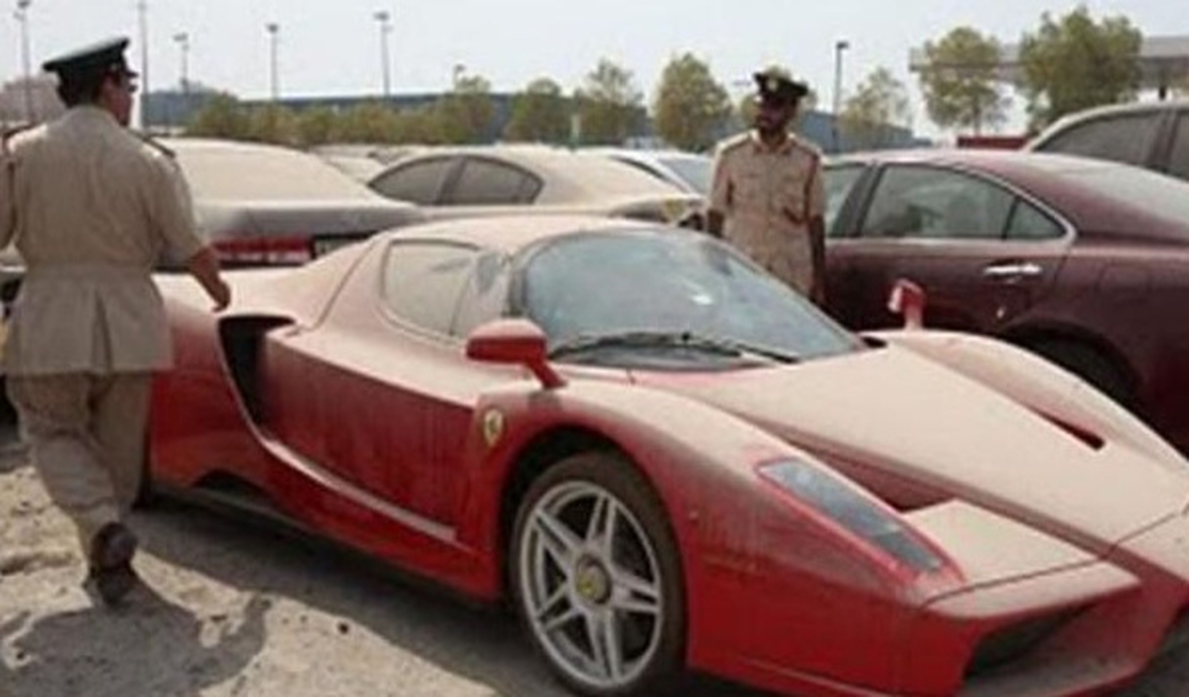 Miles de coches de lujo, abandonados en Dubai y Abu Dhabi