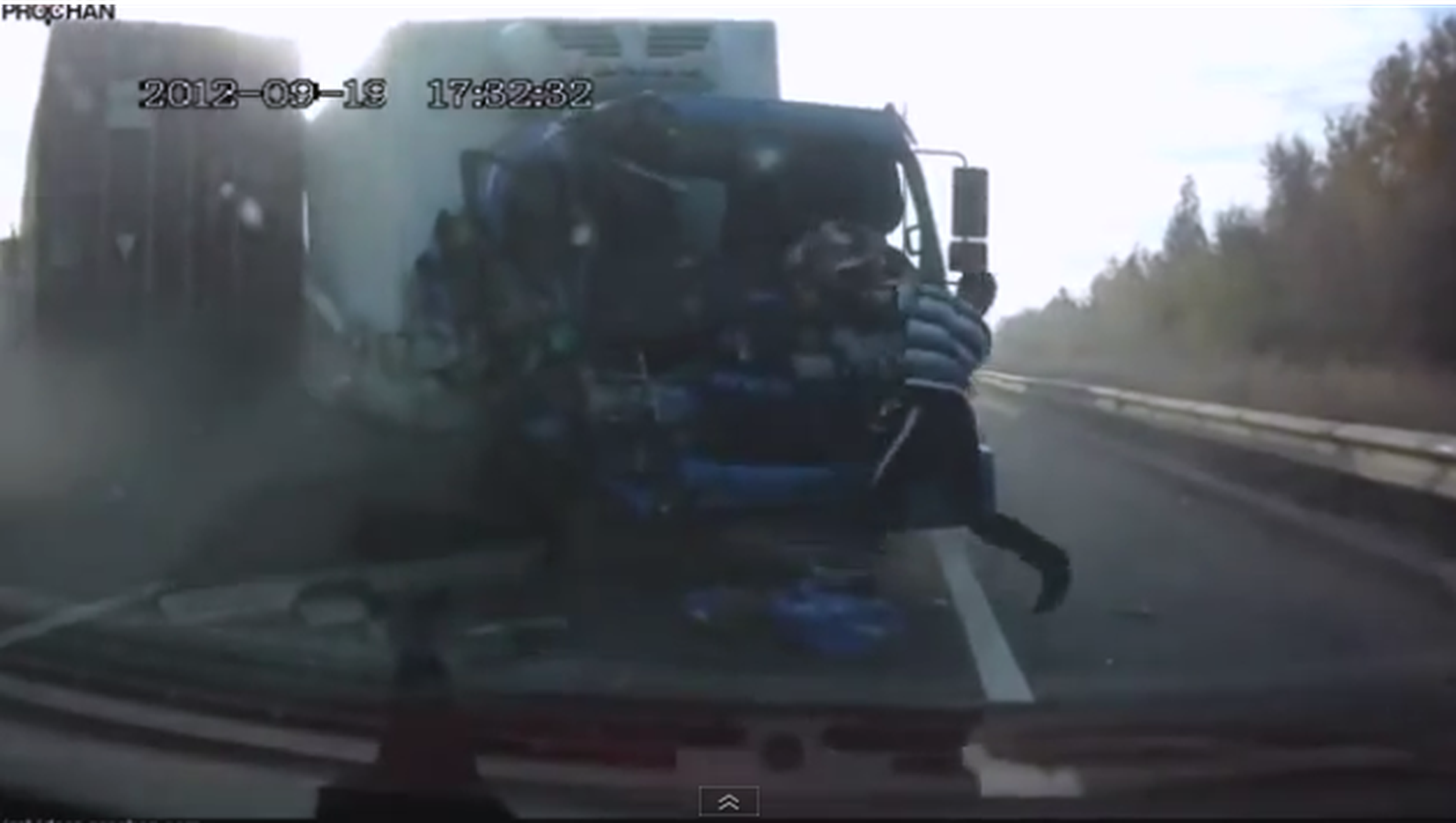 Accidente entre dos camiones con increíble final