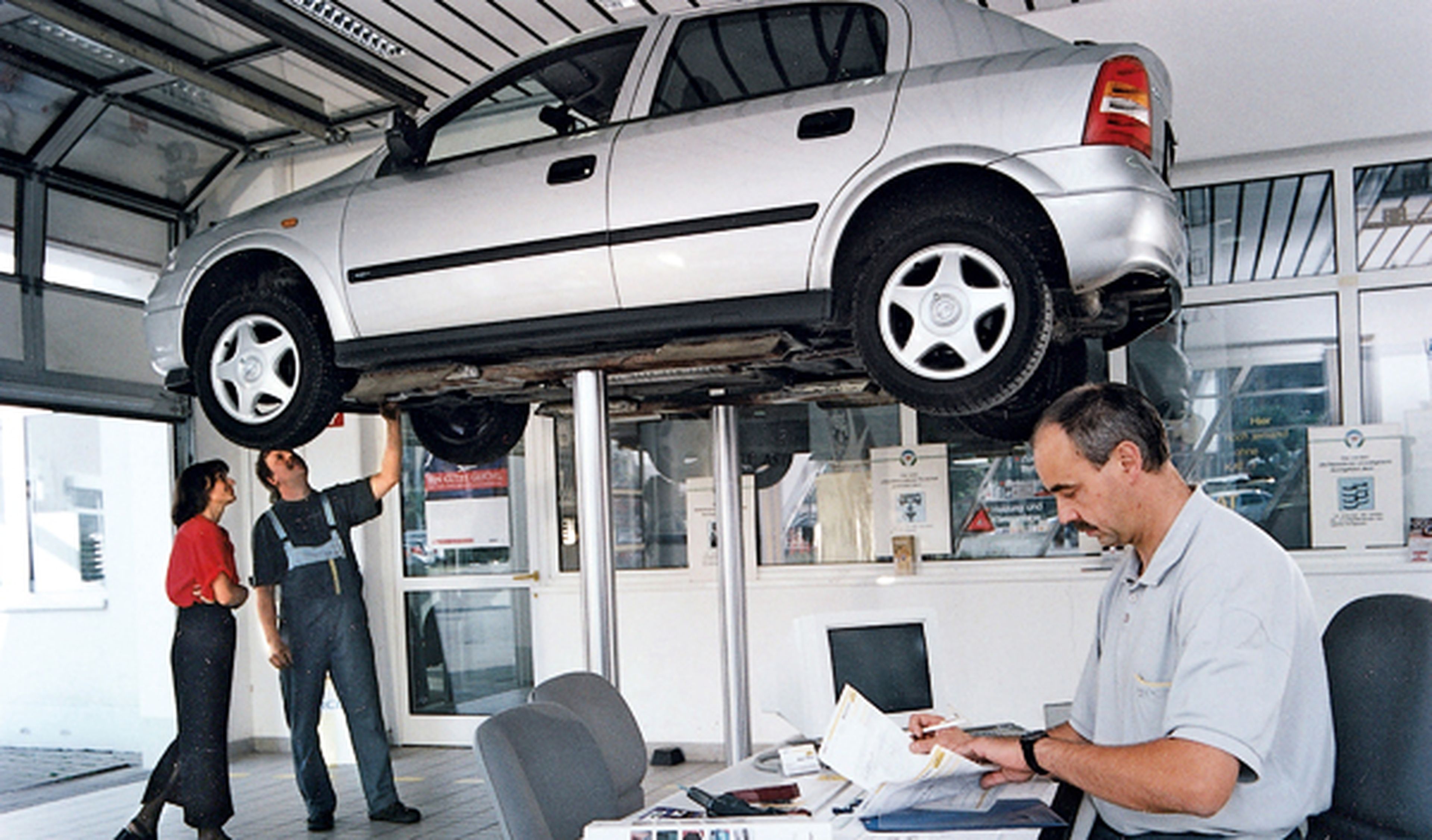 Las reparaciones de coches caen en 2012 un 4%