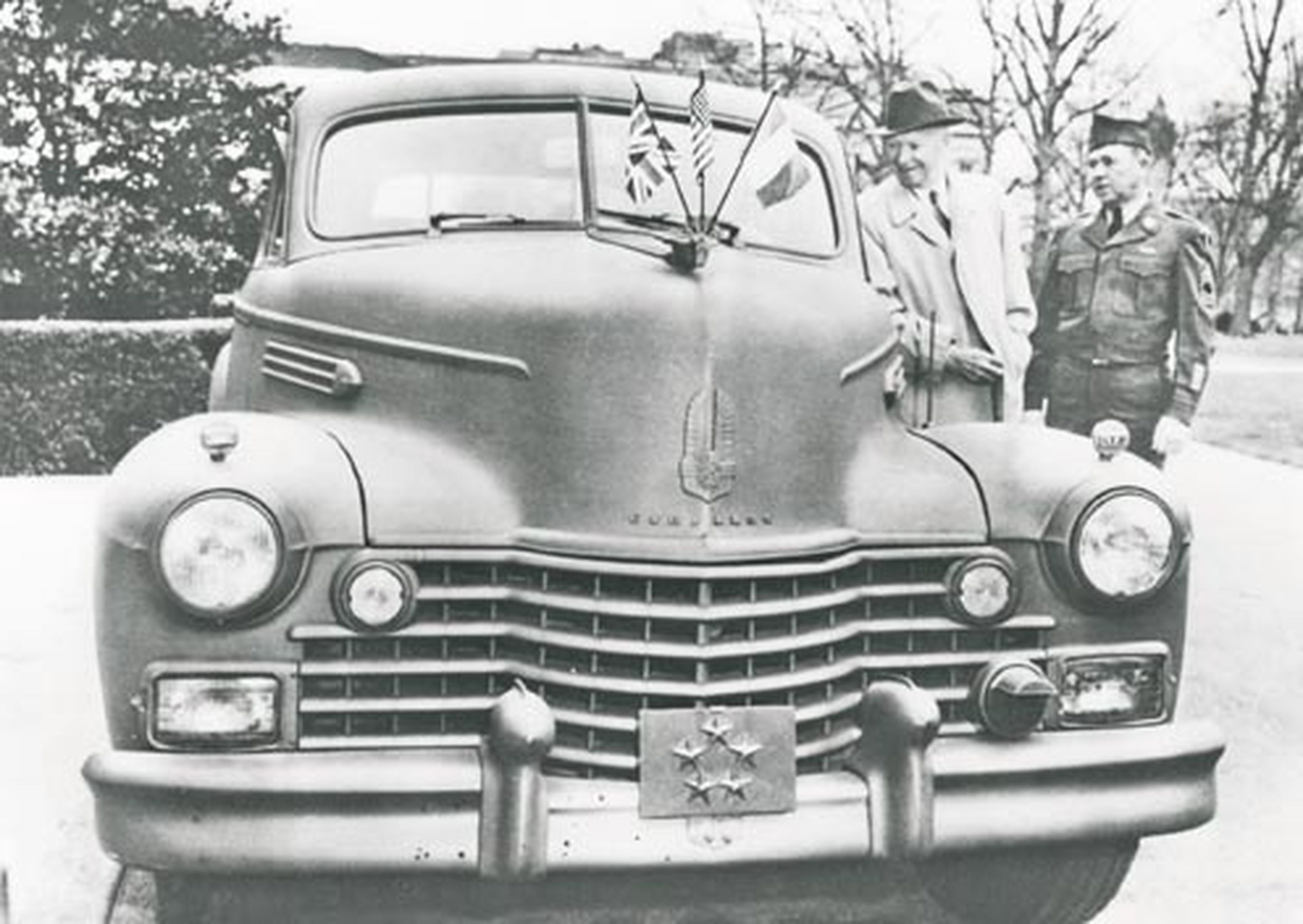 1942: Eisenhower, ante el Cadillac Sedan que utilizaría para sus viajes en Londres.