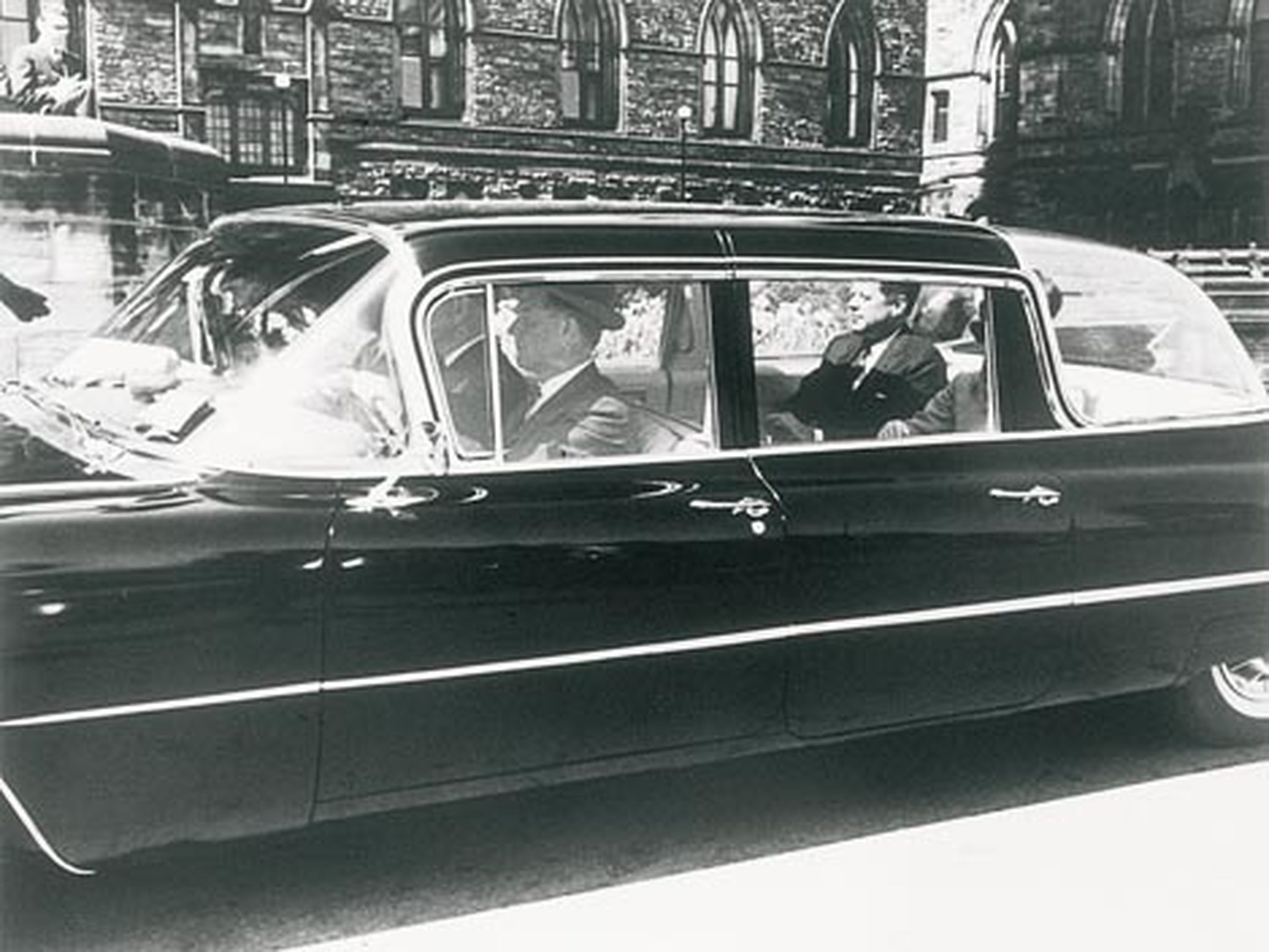 1961: El presidente Kennedy -el año de su nombramiento-, en su Cadillac Fleetwood de visita por Canada.