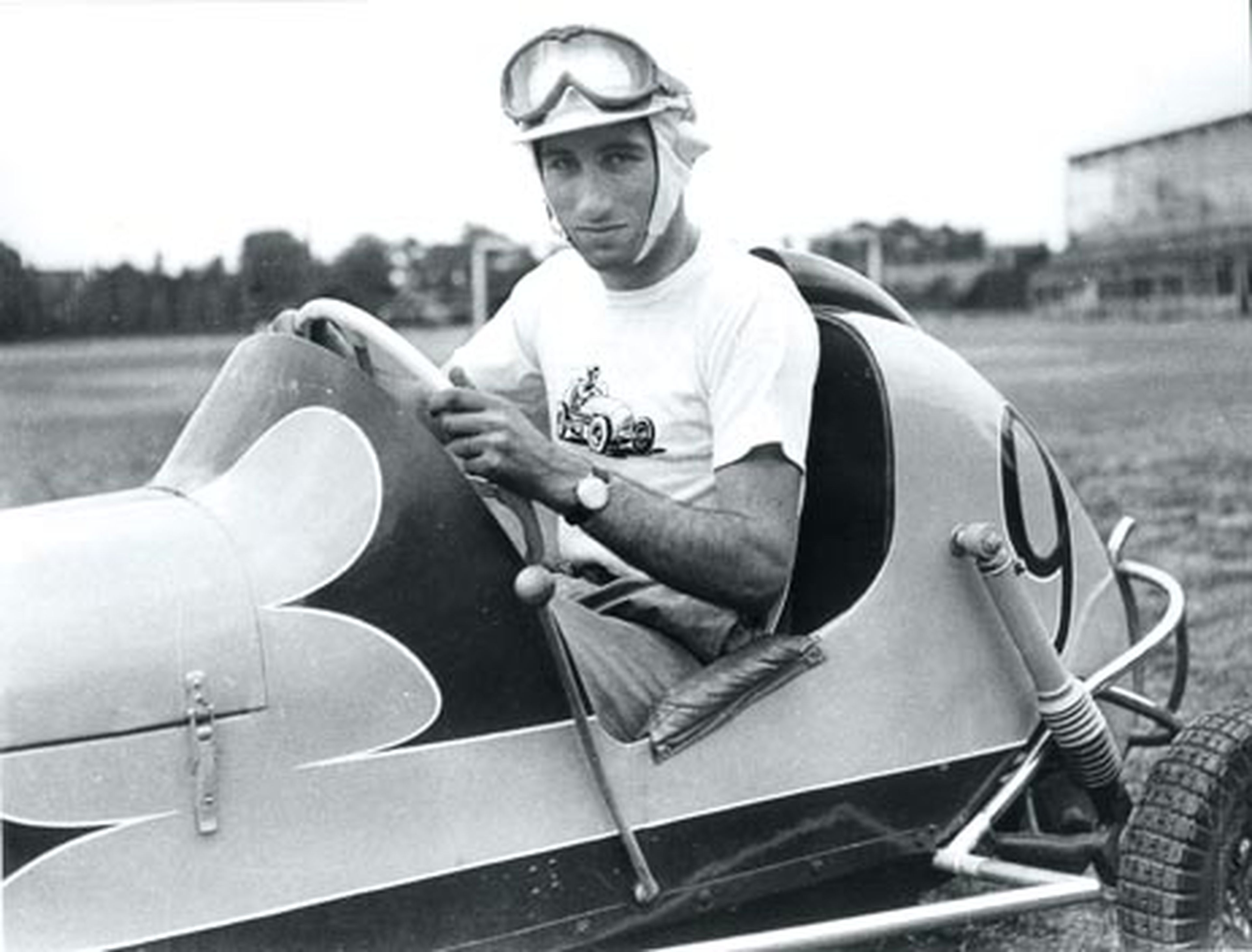 Fon empezó a competir como piloto, en 1953