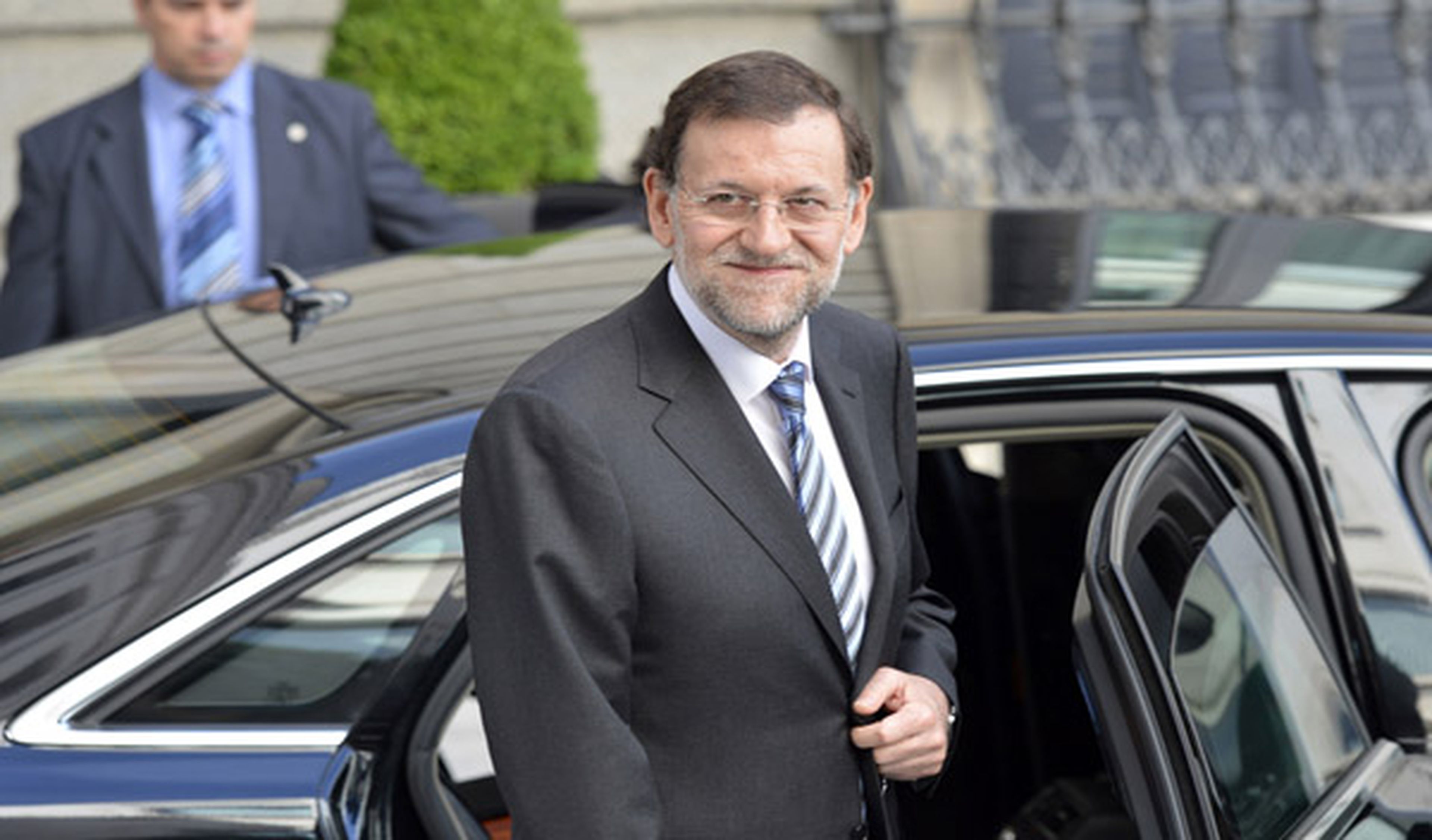 Mariano Rajoy baja de su coche oficial