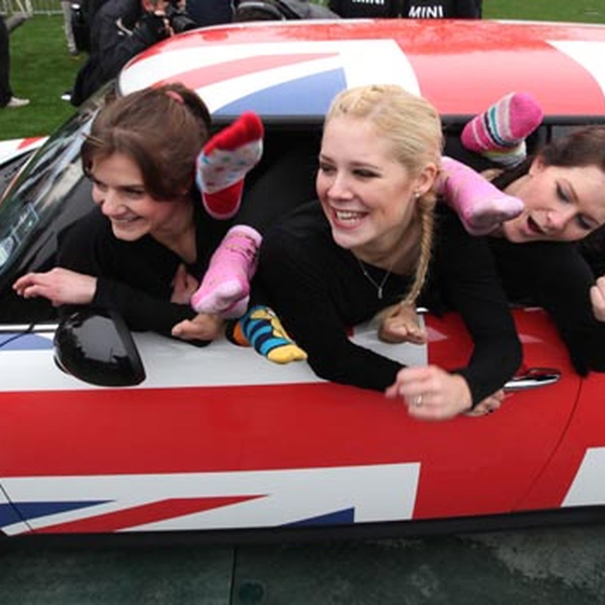 Nuevo Récord Guinness: ¡28 chicas dentro de un Mini!