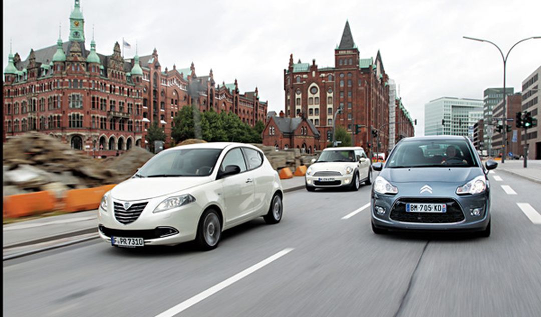 Foto frontal Lancia Ypsilon contra Mini Clubman y Citroën C3