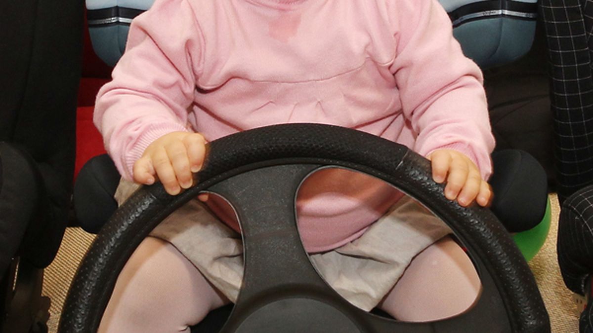 Dos niños cogen el coche de su padre y se dan una vuelta