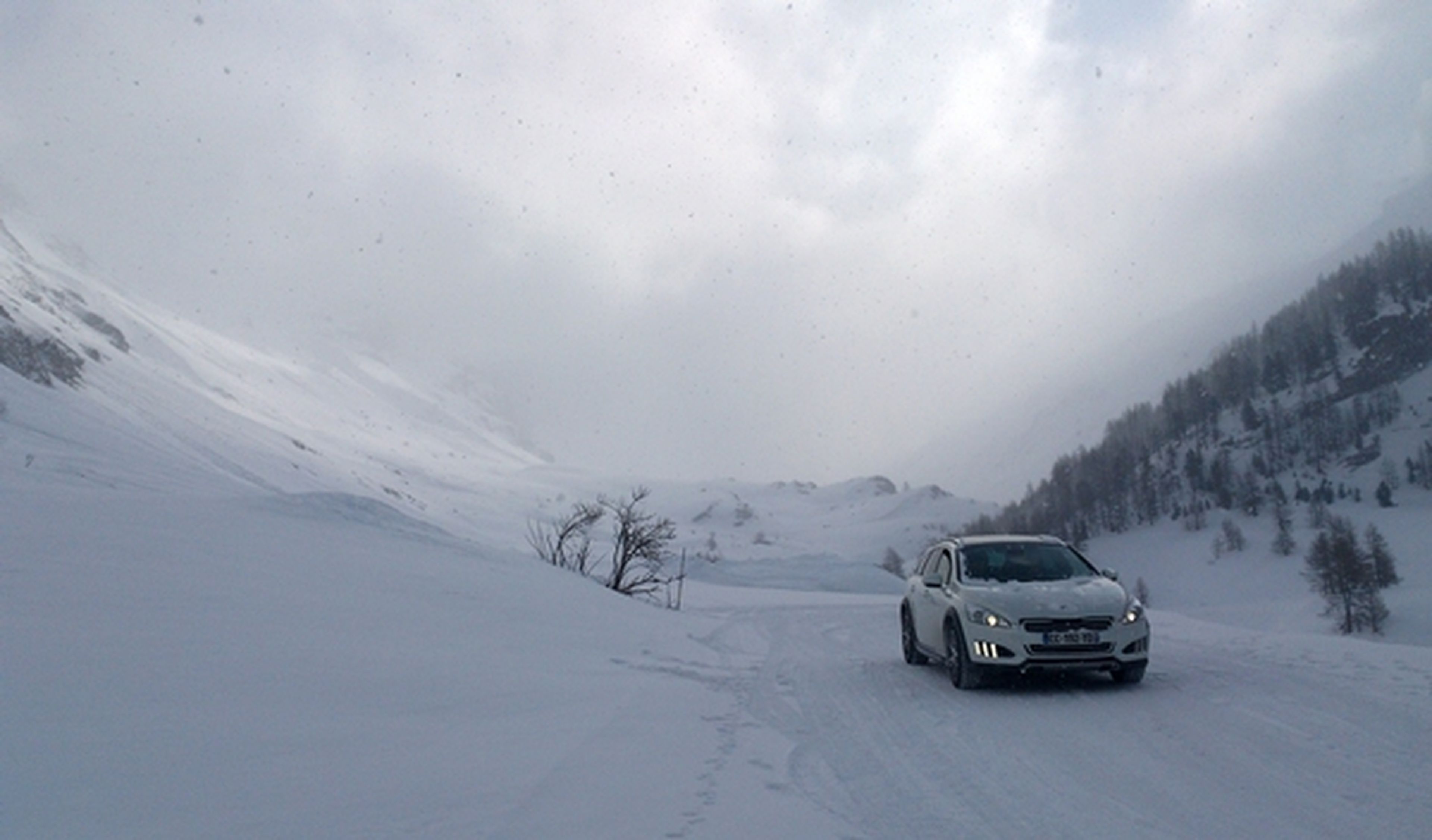 Peugeot Hybrid4 en Los Alpes