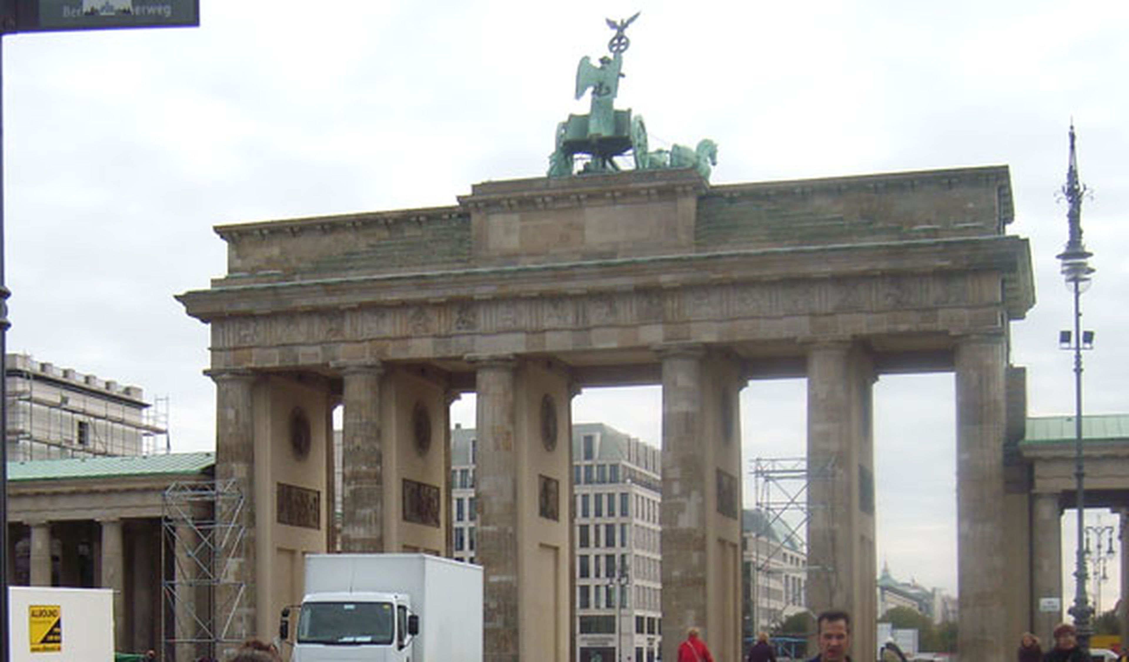 Un joven estrella un BMW contra la Puerta de Brandemburgo
