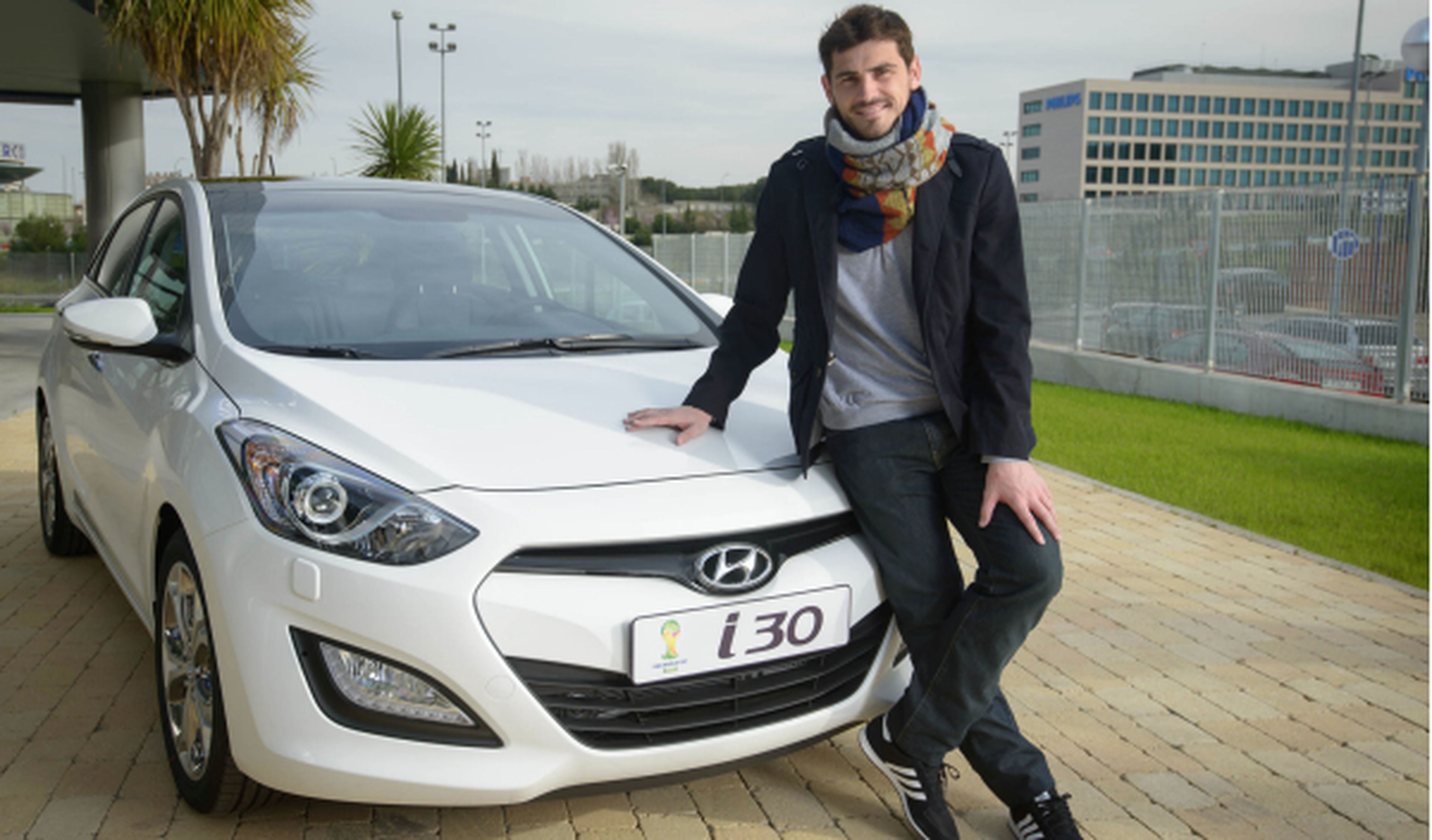 Iker Casillas junto al Hyundai i30