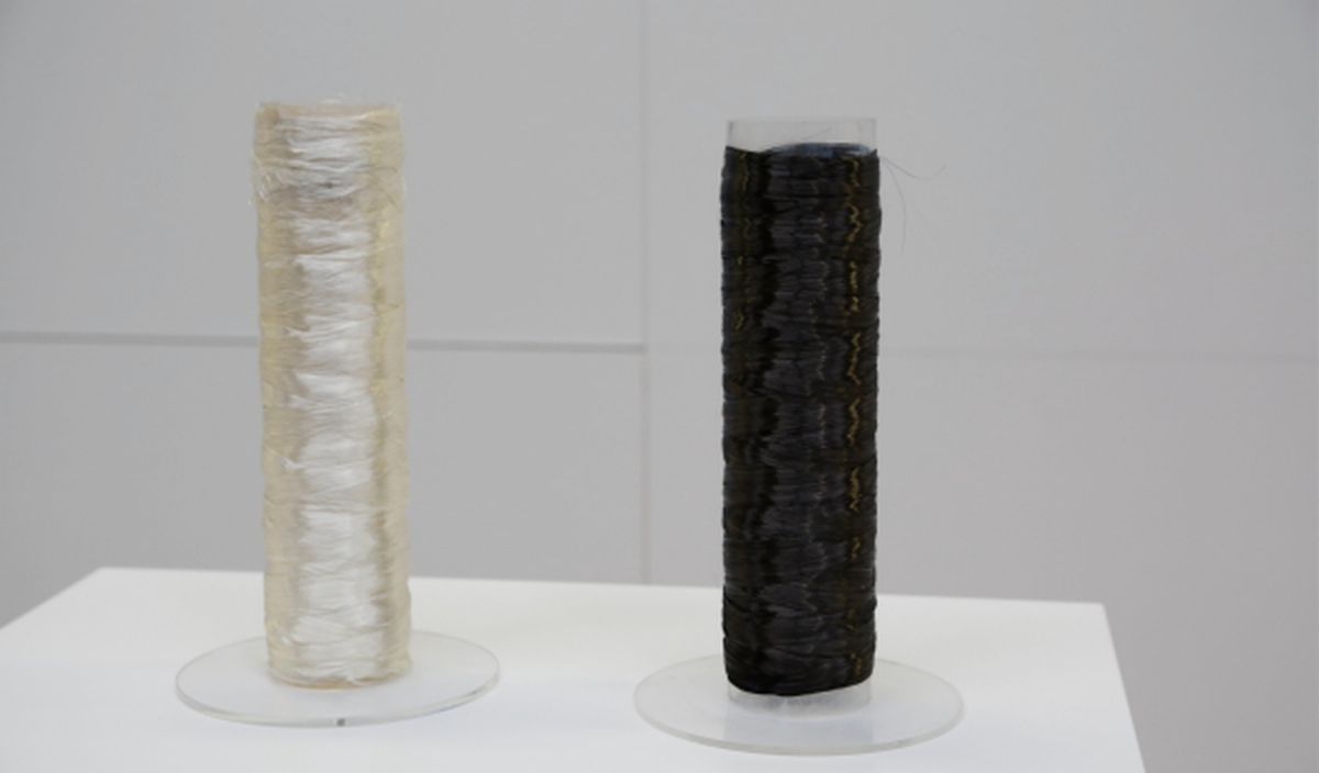 La fibra de carbono se obtiene a partir de estas bobinas de poliacrilato, calentadas a 1.300 ºC