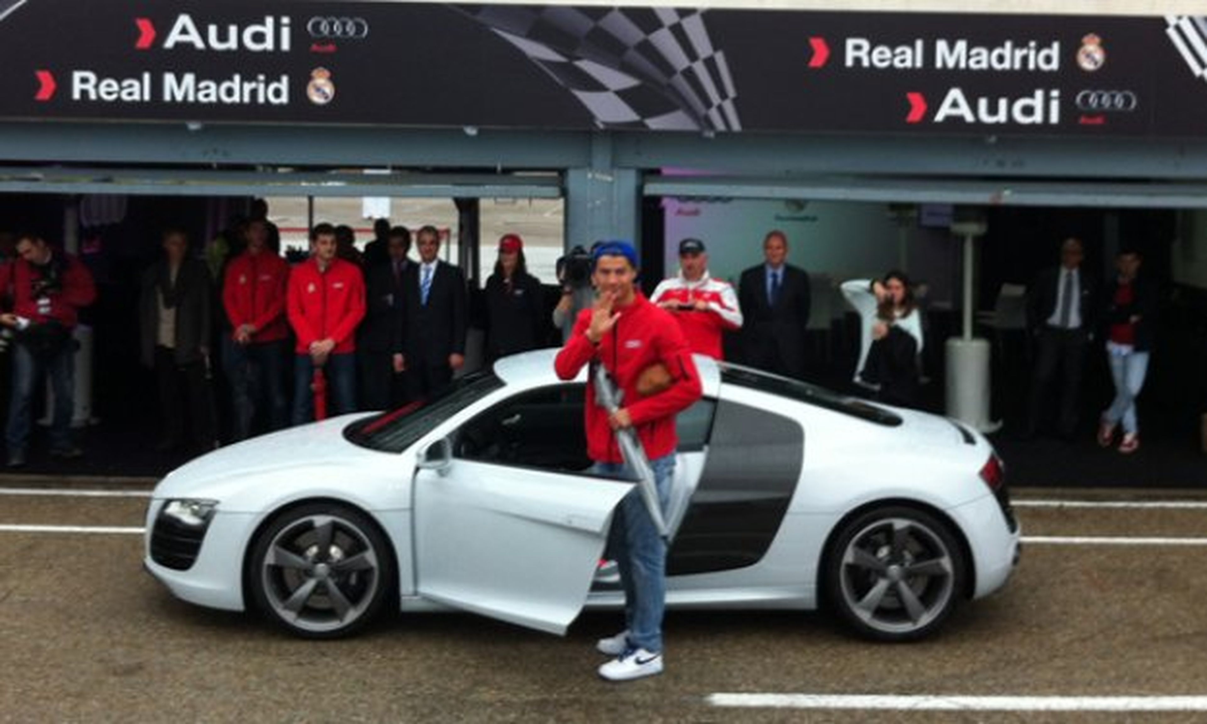 Ronaldo recibe su Audi R8