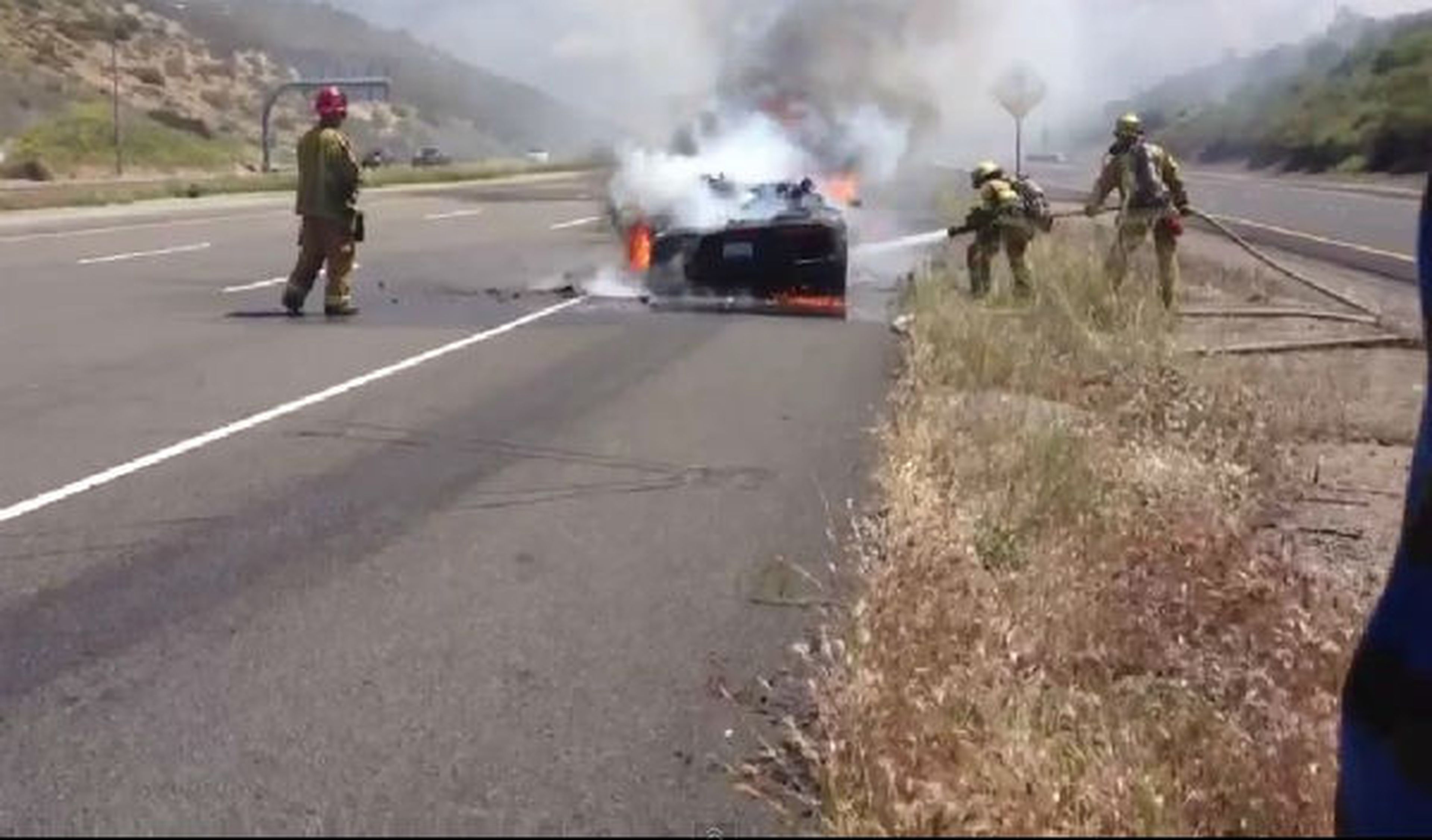 Un camión que llevaba Lamborghini y Ferrari sale ardiendo