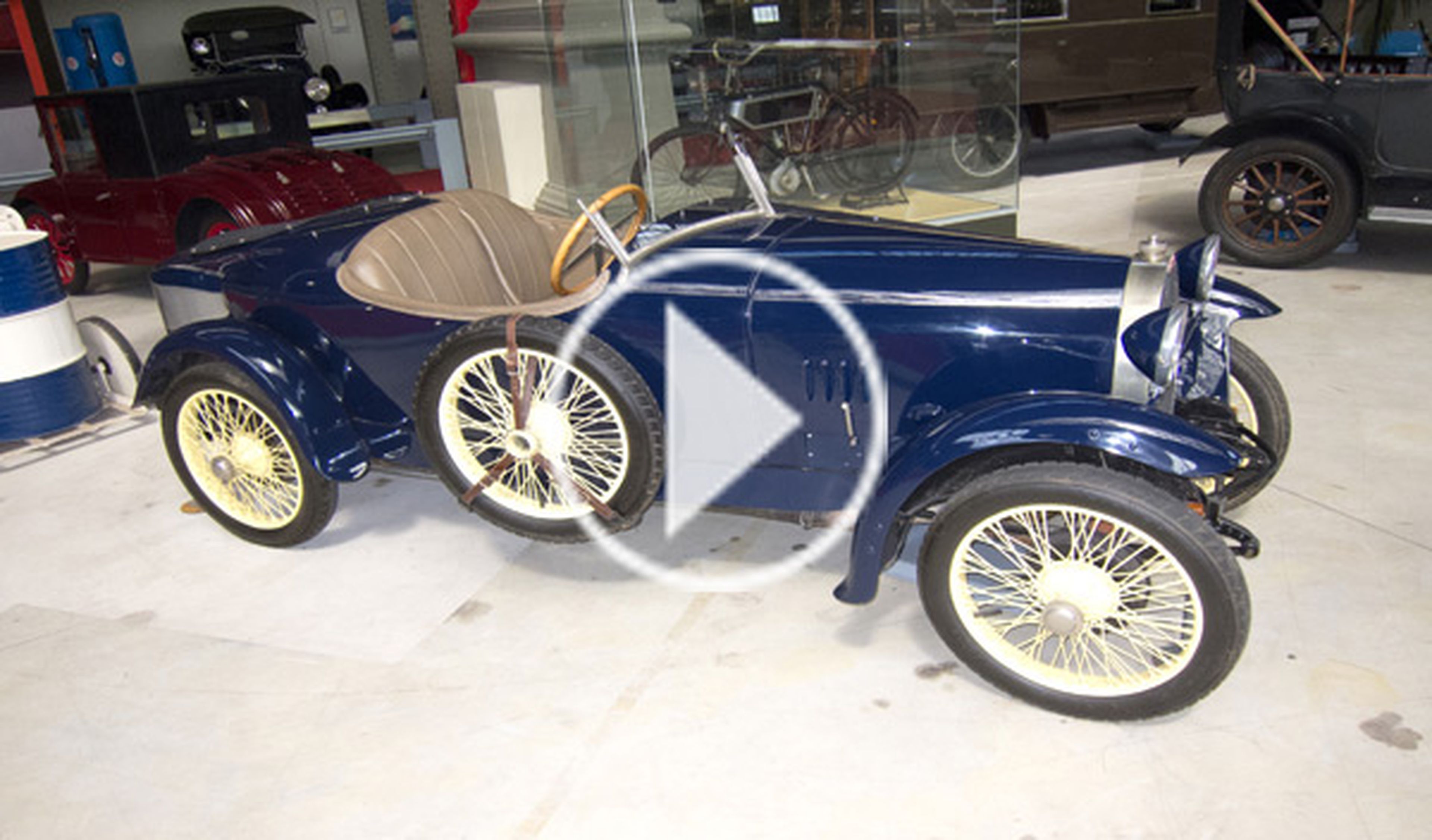 Vídeo: destroza un Bugatti T13 y se va a tomar una cerveza