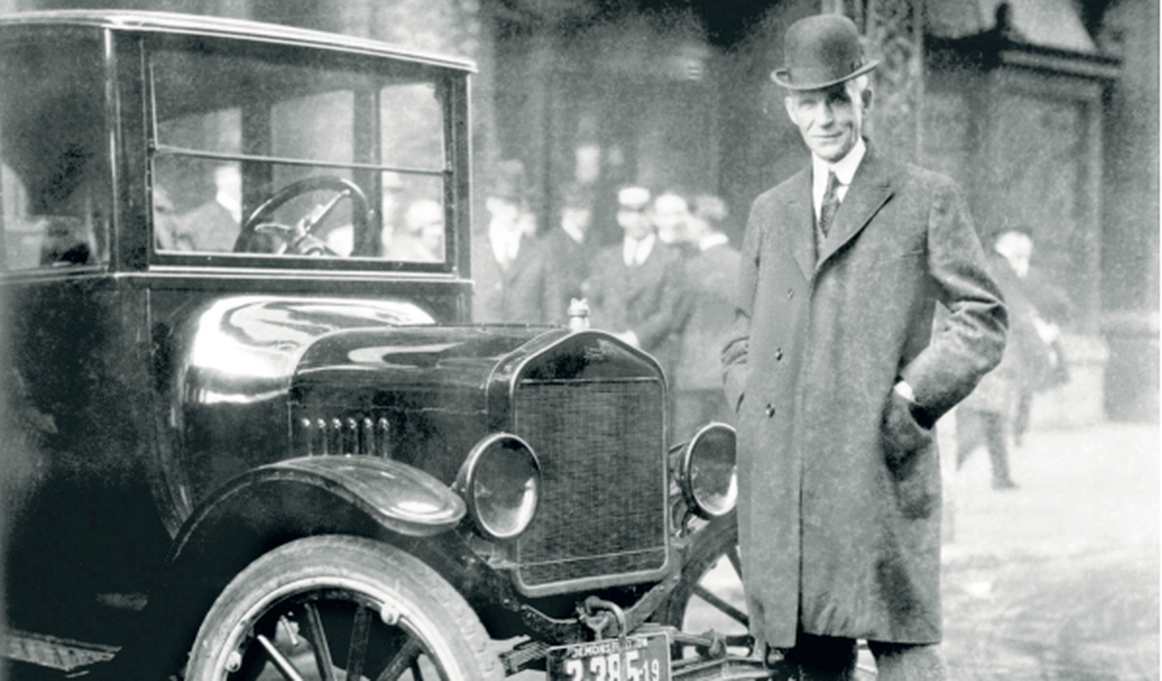 Henry Ford junto al ford t