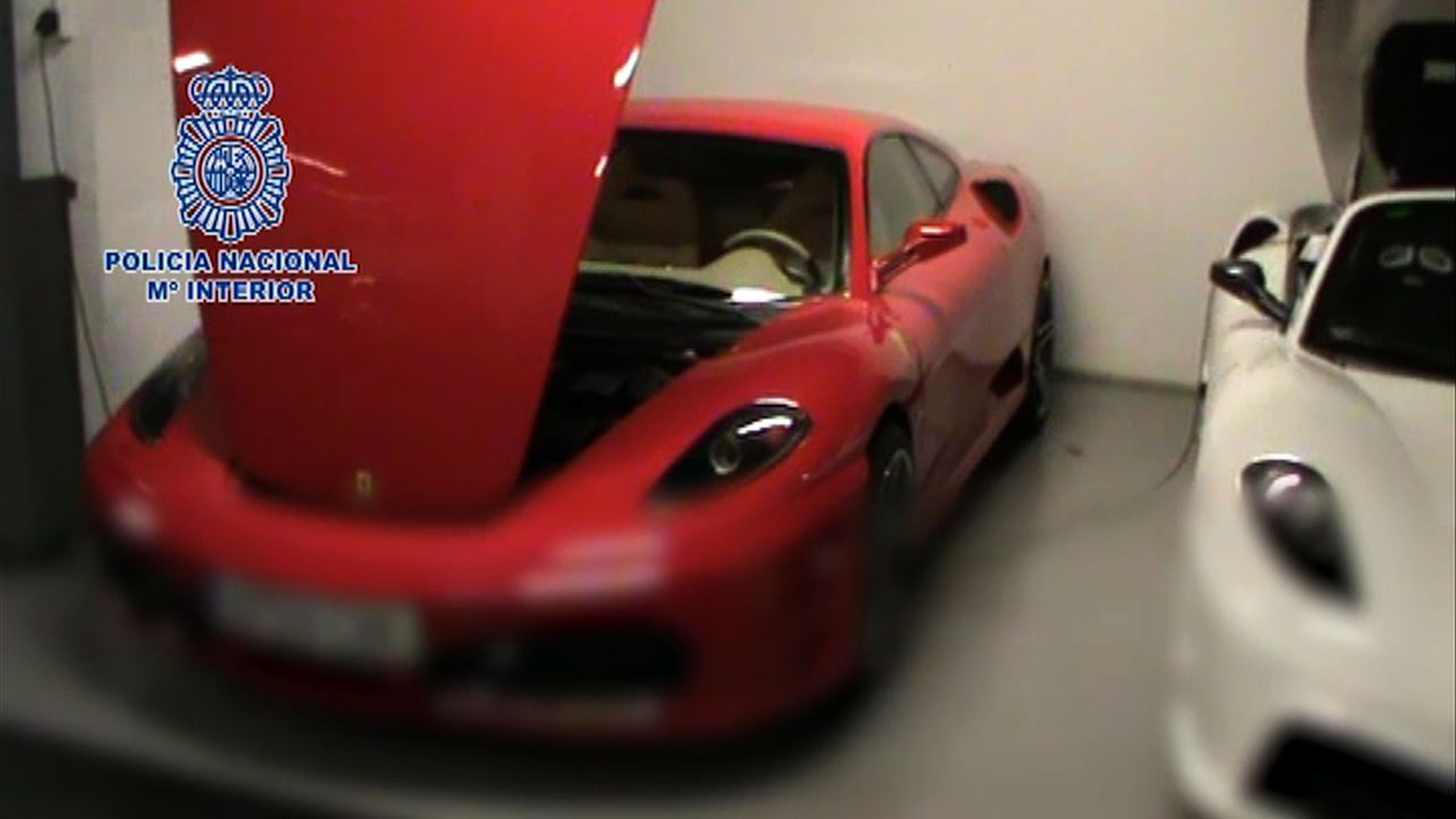 Detenida una red que transformaba coches en falsos Ferrari