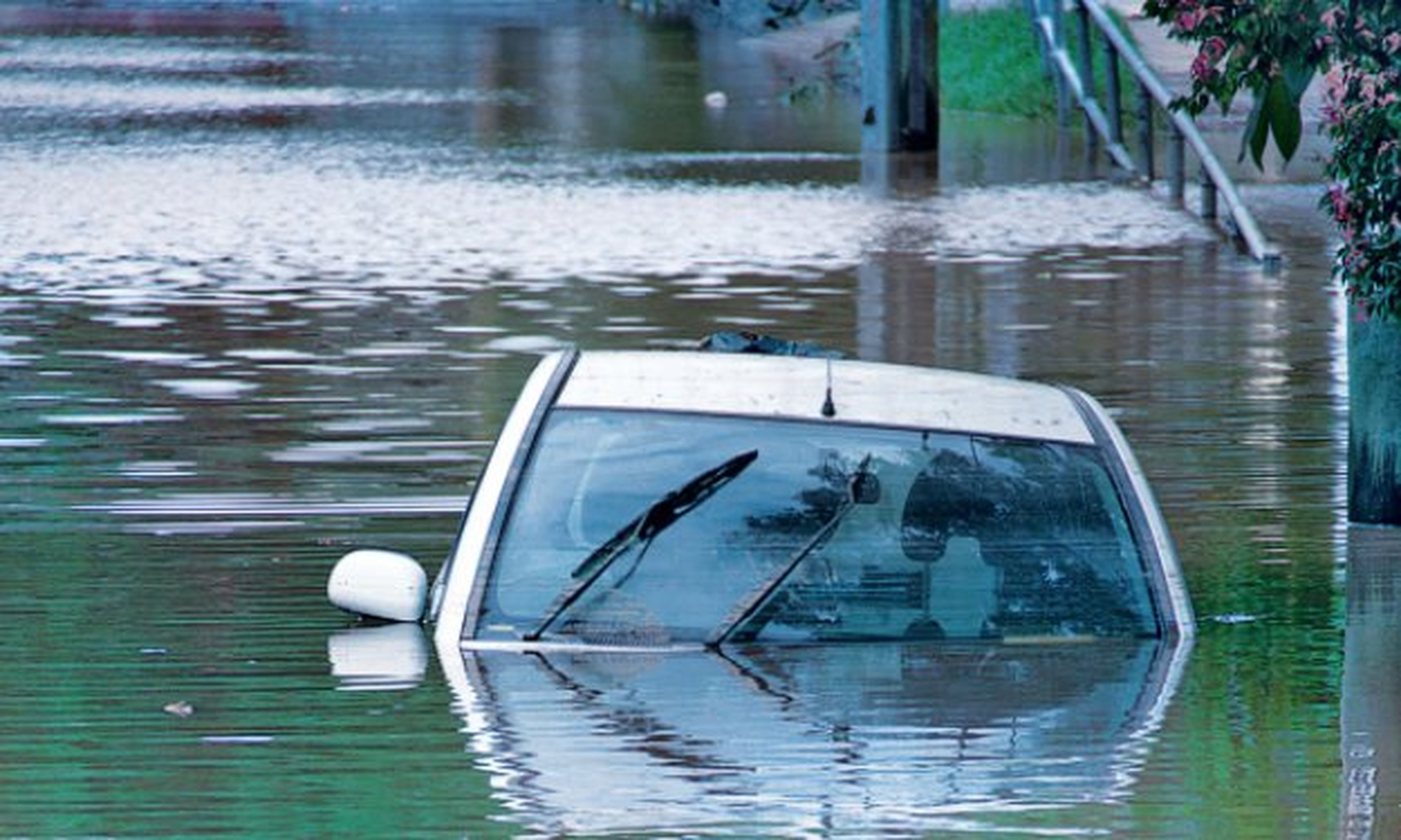 Una conductora distraída por un SMS acaba en un lago