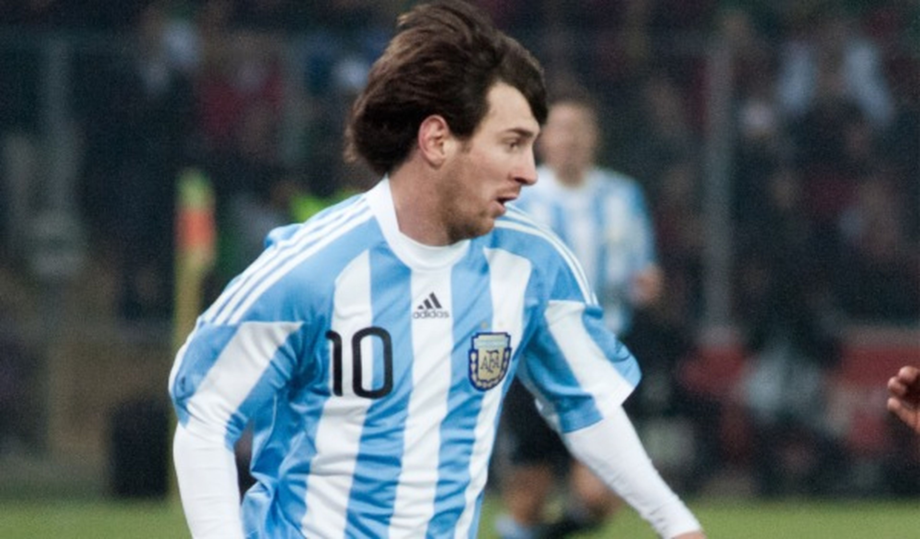 Messi, con su hijo sin sillita y sin cinturón en un coche