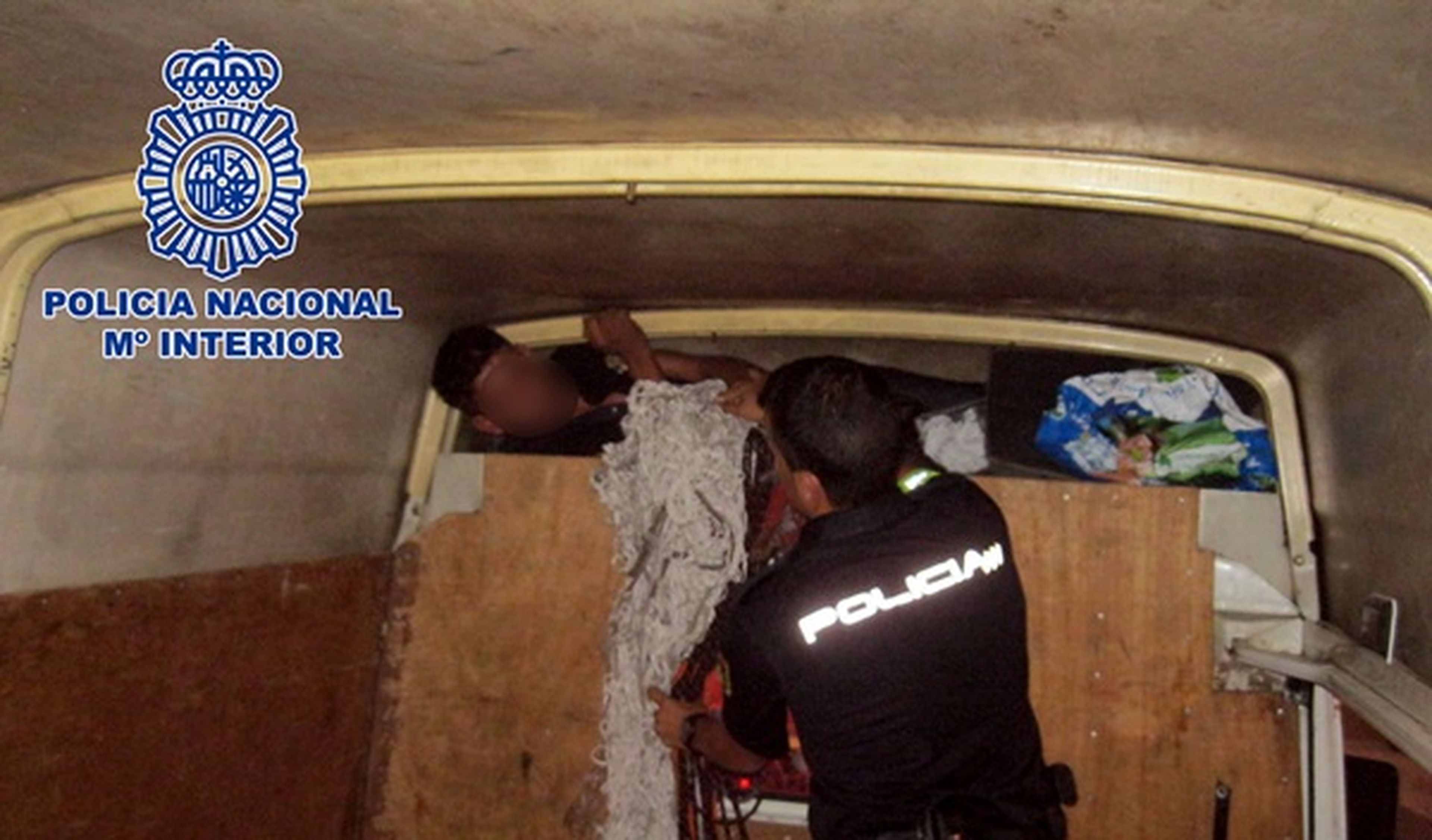 Encuentran a un inmigrante en el techo de una furgoneta