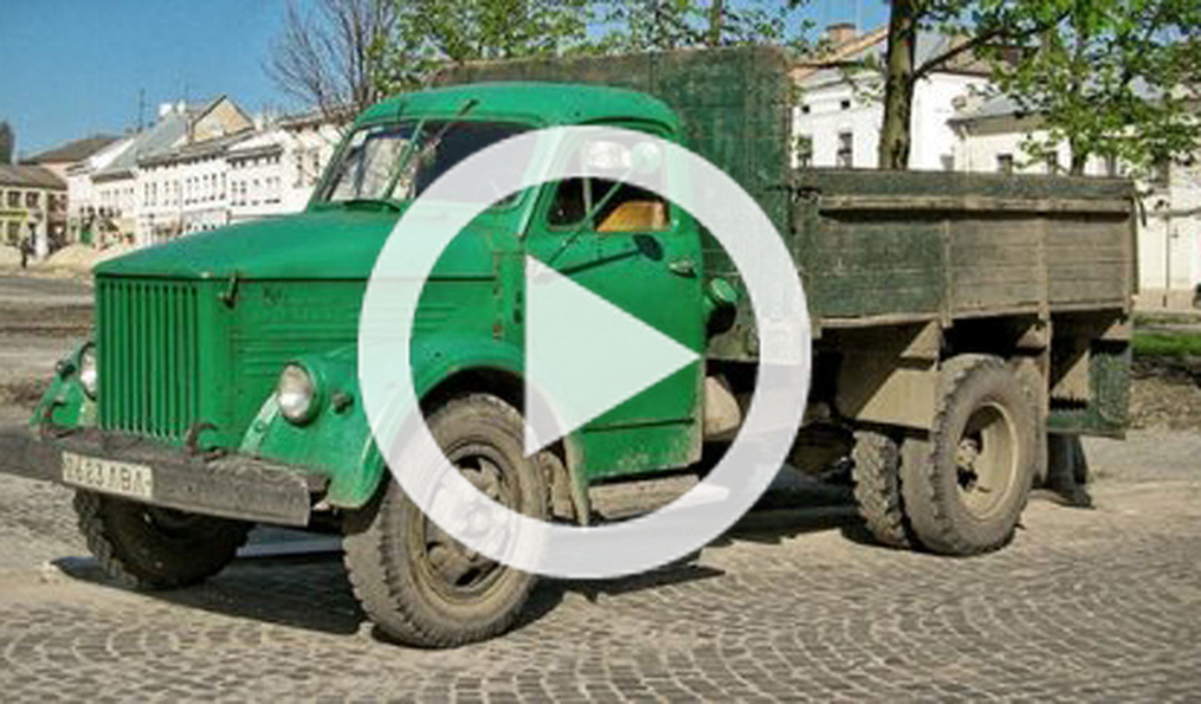 Vídeo: un camión de rally se lleva un árbol por delante