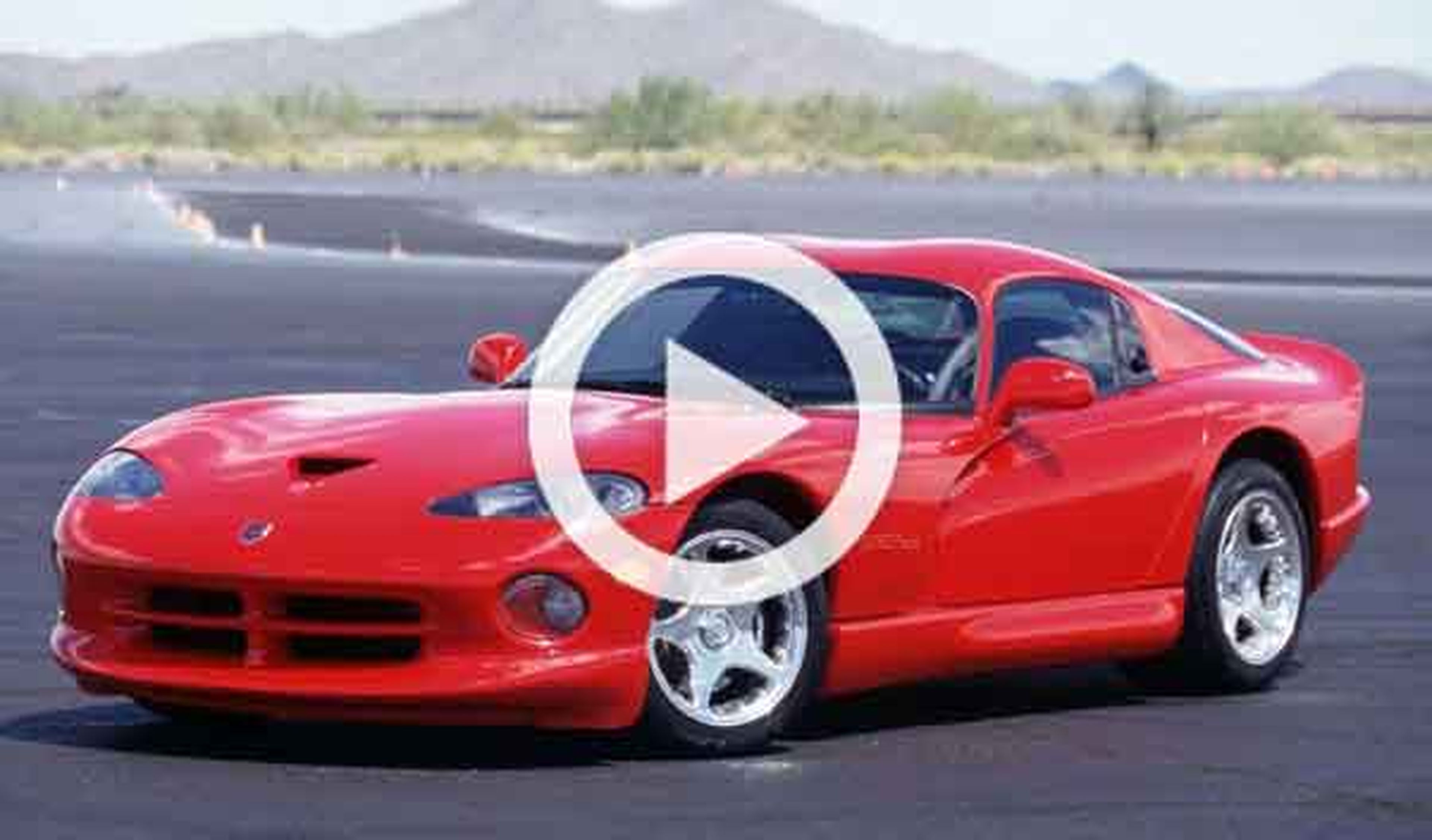 Vídeo: un Dodge Viper es destrozado por unas tenazas