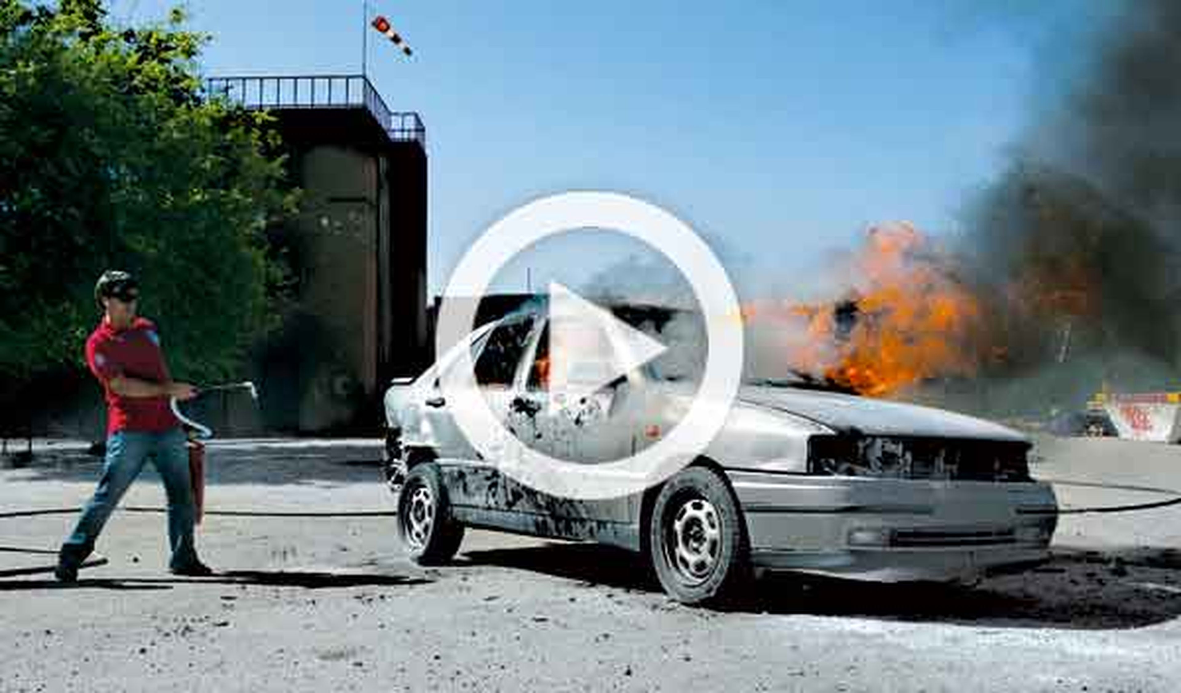 Vídeo: un coche empieza a arder de repente