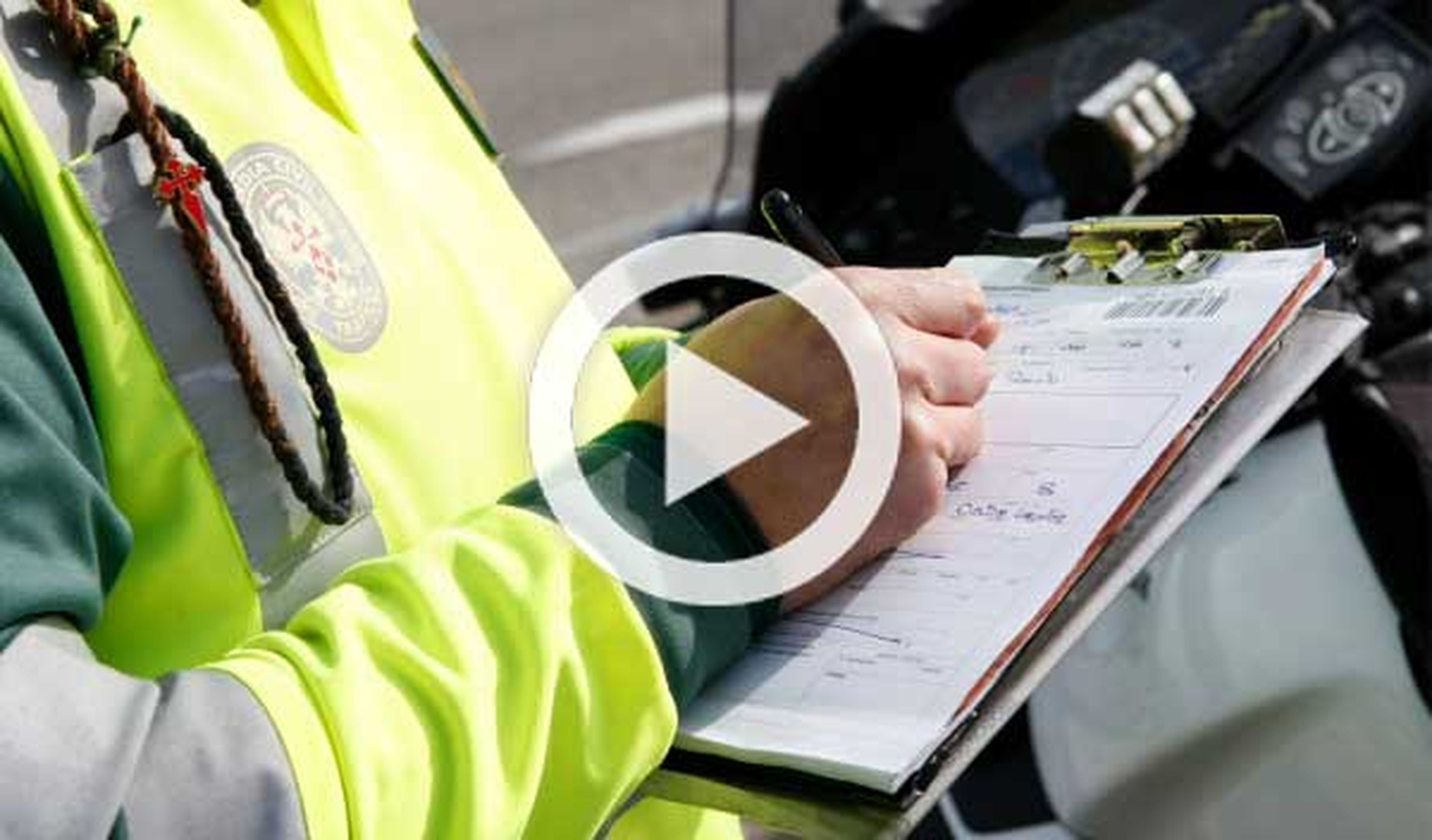 Vídeo: pillado un policía jugando al póker mientras conduce
