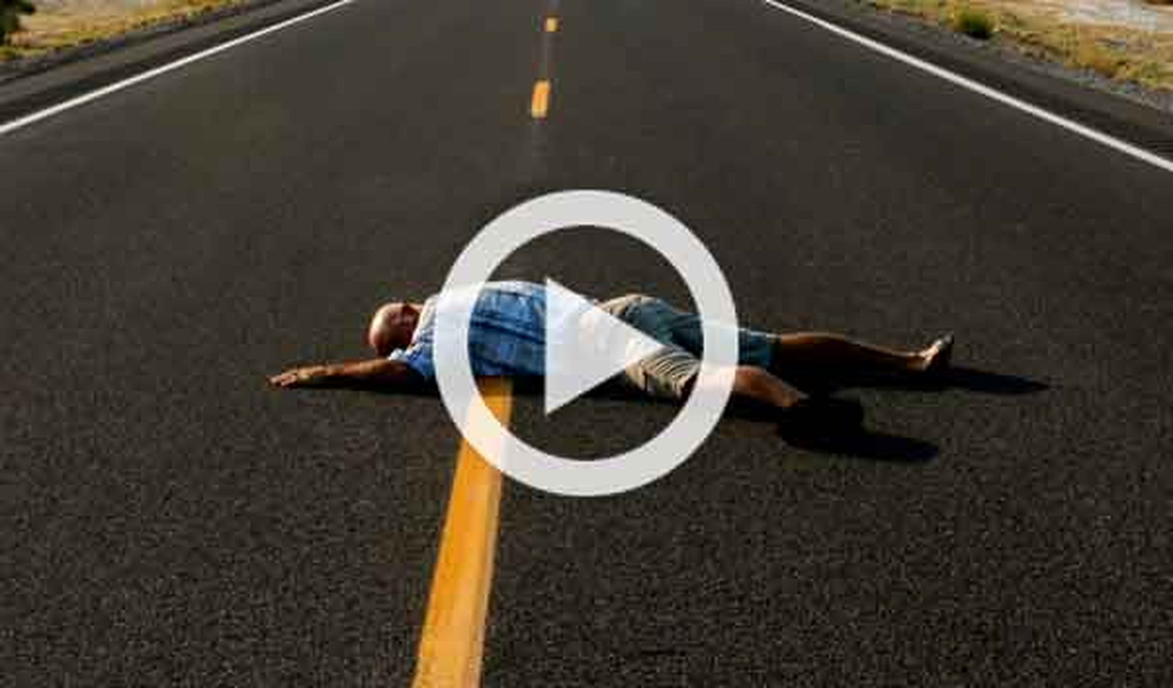 Vídeo: conduce 6 km con un ciclista muerto en el parabrisas